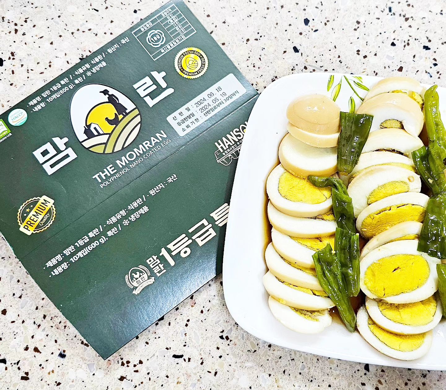 #협찬

맛있는 무항생제 신선란으로
밥상도 든든, 맛있게 냠냠냠
1등급 #무항생제계란 특란!

저는 아이가 좋아하는 계란 장조림했어요
신선한 특란과 단짠 양념이 더해져, 어찌나 맛있는지...
완전 밥도둑이에요

계란장조림은 간단해요
간장과 물, 그리고 설탕 저는 여기에
한얄육수 넣어서 감칠맛 냈어요
그리고 어른꺼엔 꽈리고추 넣어 살짝 매콤하게

그리고 특란으로 굴전 막걸리와 함께 즐겼는데 어찌나 맛있는지 #1등급계란
완전 꿀맛이에요
굴전은 영상에 레시피 있어요
넘나 간단해요!!!

균 걱정없는, 아이가 손으로 만질 수 있는 , 신선함에 깜짝 놀랐어요

100% 식물추출 천연성분 폴리페놀로 코팅되어 대장균, 살모넬라균 등
계란 솔직히 세척하거나 닦아서 넣는데
균걱정 없이 깔끔해서 좋아요
식약처에서 허용하고 있는 락스를 사용하지 않아, 손으로 만져도 안심 할 수 있는 깨끗한 계란으로 세척없이 바로 보관이 가능

계란 특유의 비릿함이 적어요
비리지 않고 , 탱글탱글 고소하기 까지

유통기간내 신선도 변화가 거의 없고, 실온에서도 2주이상 보관 가능해서 더 좋은데요(폴리페놀의 효과)

까다로운 축산품질평가원 검사를 통과한 고품질 1등급 인증된 달걀

대형 오픈마켓의 경우 환불 or 재배송 보상시스템이 되어있지만, 
스마트스토어나 마트에서 구매할경우 보상제도가 없는 경우가 많은데 맘란은
계란 특성상 포장을 잘 해도 배송과정에서 파손 가능성이 있는데 파손된거 없이
포장도 꼼꼼

배송중 계란 파손시 100% 무료 재배송(파손분에 한하여 재배송, 환불)
맘란은 계란 파손시 고객센터로 연락하면 다시 배송해준다고 해요

#계란정기배송 가능하답니다!

제품 상세 URL
https://smartstore.naver.com/momran/products/5779657606

#무항생제계란 #1등급계란  #동물복지계란 #계란정기배송