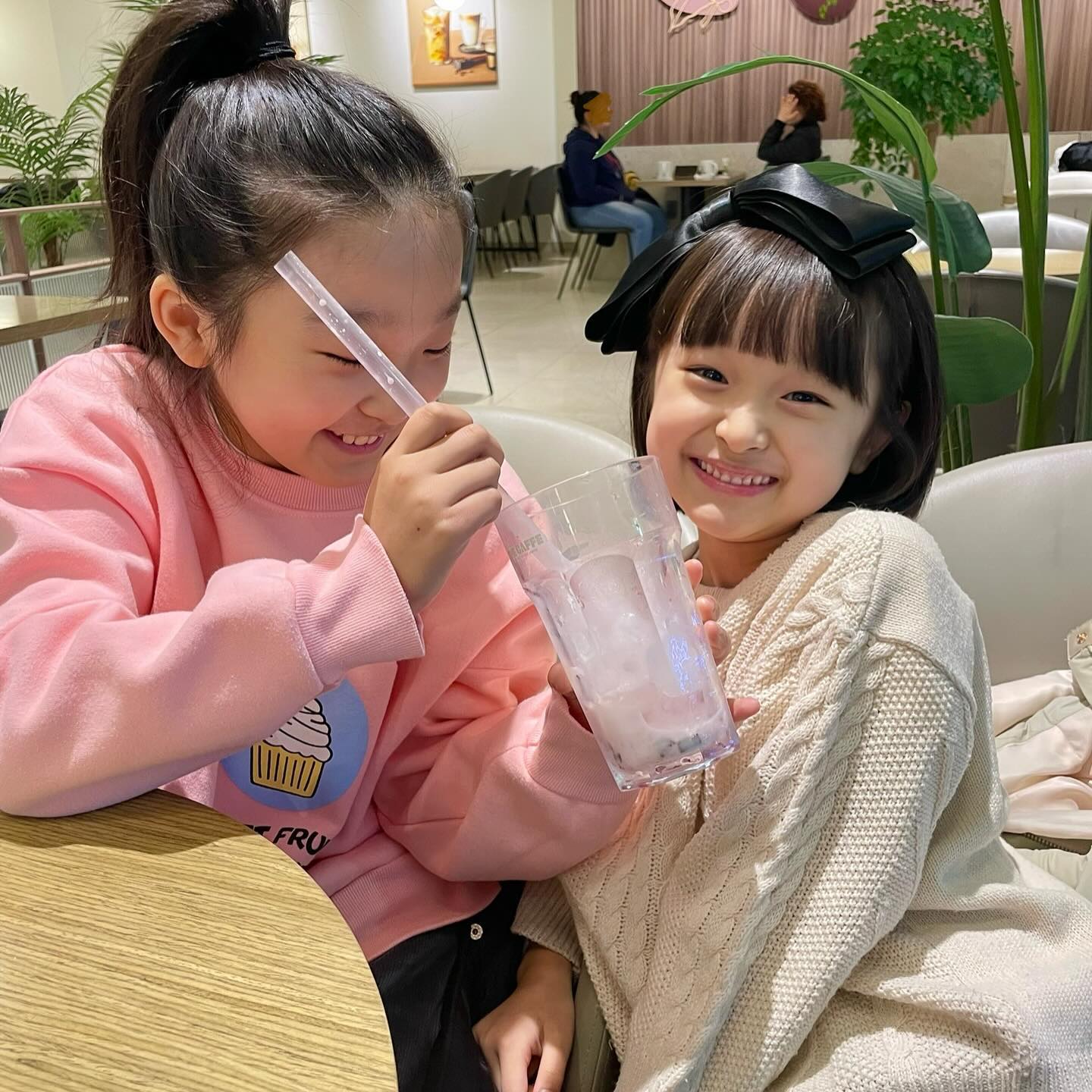 ⠀⠀⠀⠀⠀⠀⠀⠀⠀⠀⠀⠀
2024년에는 더 많이 웃고, 더 행복한 한 해가 되기를❤️
로하의 10대도, 서하의 초등학교 생활도 화이팅!!
23년 1년동안도 너무 감사했습니다🙌🏻
 ⠀⠀⠀⠀⠀⠀⠀⠀⠀⠀⠀⠀⠀
새해 복 많이 받으시고,좋은일 가득,건강한 한 해 되세요🫶🏻
24년도 잘 부탁드립니다🙇🏻‍♀️
 ⠀⠀⠀⠀⠀⠀⠀⠀⠀⠀⠀⠀⠀⠀
 ⠀⠀⠀⠀⠀⠀⠀⠀⠀⠀⠀⠀⠀
#2024년 #갑진년 #새해복많이받으세요