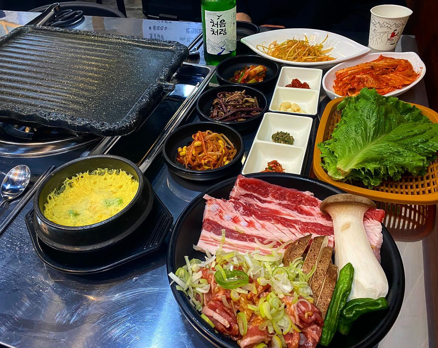#협찬
오늘 소개할 곳은 안산에 위치한 ‘상록수김치삼겹살’ 입니다!
제가 주문한 메뉴는 바로!🐷🐽🐖
[생삼겹살], [생목살주물럭] 입니다!
-마장동 16년의 경력을 가진 사장님이 운영
-직접 만드시는 수제반찬
-100% 국내산 김치 사용
1인분 가격은 생삼겹 15,000원 , 목살주물럭 15,000원

상록수 파스꾸찌건물 내에 위치한 상록수김치삼겹살은
사장님의 경력만으로도 들어가기전 맛집 포스가 났어용👊

생삼겹은 고기가 왜이리 촉촉한것인지 
겉바속촉의 끝판왕 😮😮입에서 녹드라구용🤤🤤
지방과 살이 균형있게 섞여 부드럽고 고기 자체가 일단 싱싱 그자체 ‼️ 입안에서 씹히면서도 살코기가 녹아내리는 맛 🔥🔥

생목살주물럭은 부드럽고 육즙이 가득한 맛이였어요
생고기의 신선한 향에 고기의 양념의 조화가 굿👍👍
간도 세지않고 적당하니 쌈장없이도 
그냥 흰쌀밥에 얹어 먹음 밥도둑 존맛탱❤️ 넘나 마싯 ❤️

후식으로 주문한 상록수 짬뽕라면은 
신라면보다 약간 더 얼큰한 맛이라고 생각하면 되셔유!
고기만 계속먹다보면 느끼할 수 있는데 
국물한입 싹먹음 리셋🔥🔥 다시 고기가 술술 들어갑니다

매장도 깔끔하고 사장님이 친절하셨어요😊
사장님 외관부터 전문가의 포스가 뿜뿜 🔥🔥 

다음에는 특수부위에 고기폭탄 볶음밥 뿌시러 가야지!~👻

✔️ 위치
경기 안산시 상록구 용신로 383 삼우프라자 1층 상록수김치삼겹살 (파스쿠찌 건물 내 위치)

✔️ 운영시간
월~일 13:00 - 22:30 (라스트오더 22:00)

✔️ 주차시설
근처 공영주차장 이용 

#상록수역맛집 #상록수역고깃집 #본오동맛집 #상록수역고기맛집 #안산맛집 # 안산데이트 #데이트맛집 #맛집추천 #상록수김치삽겹살  #안산삼겹살맛집 #짬뽕라면 #안산주물럭맛집  #먹스타그램 #먹팔 #먹스타 #소통스타그램 #mukstagram #koreafood #korearestaurant