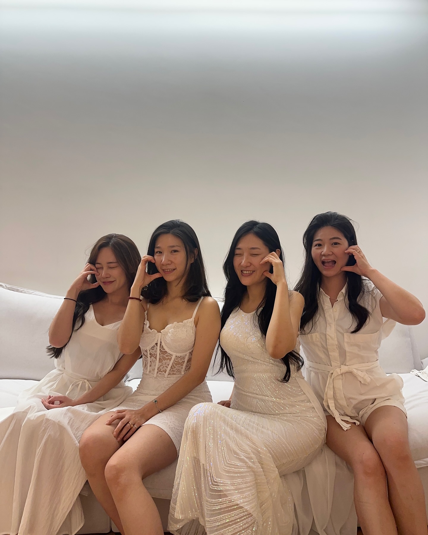 다들 잠이 든 새벽… 가만히 생각해보면, 올해는 삶을 뒤집을 만큼 슬픈일도 있지만 감사한 일도 많은 해입니다.
20대에 꿈꾸던 미인대회, 10대 때부터 마음에 품었던 걸그룹 활동… 마흔에 이 모든 걸 이룬 사람이 또 있을까요? 

함께 웃고 떠들며 일상을 공유하는 인연이 되어준 당신들에게 감사해요. 소중한 지금을 오래 기억하고 싶습니다✨ 

the_yeppulle 
pretty_eh 
yoonyoon_ii 

#새벽감성 #감사한마음 #소중한인연들 #미시즈코리아
