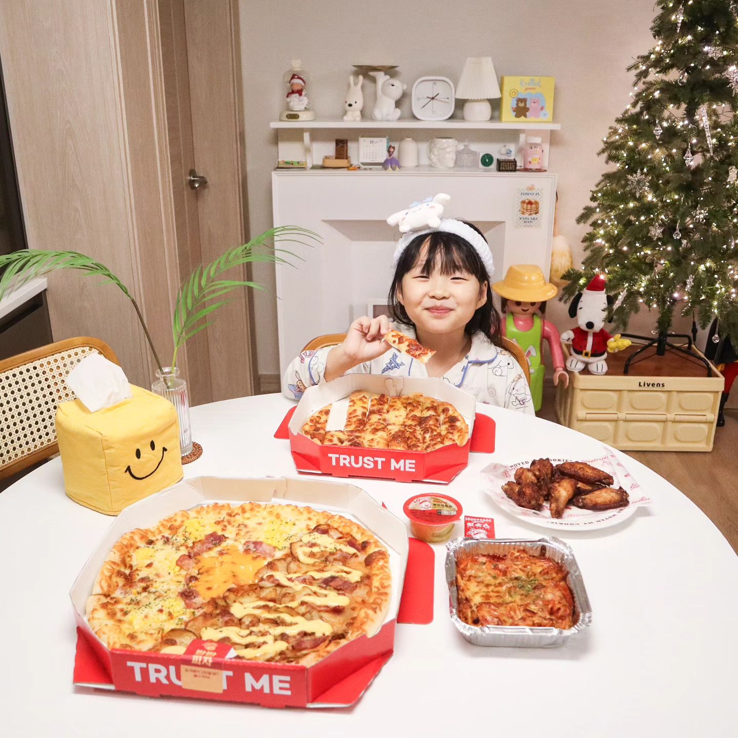 #협찬 #빽보이피자 

빽보이피자는 신선한 재료와 푸짐한 토핑으로
가성비 맛있어서 저희집 단골 배달음식인데요~🍕
.
빽보이피자의 이번 신메뉴인 홈파티팩은
반반피자L + 스틱 + 스파게티 + 윙봉 8PCS 
+ 음료 1.25L로 구성되어 있어요~🍕🍝
가족 & 친구들과 함께 다양한 종류를 저렴하게 
즐길 수 있어 연말파티나 홈파티 메뉴로 제격이자나~🩷
.
홈파티팩은 포장방문뿐만 아니라,
배달주문도 가능한건 안비밀~ㅎㅎ🛵
다가오는 크리스마스에도 빽보이피자
홈파티팩으로 간편하게 홈파티할래요~🩷
.
theborn_tasty
#홈파티팩 #아이들간식추천 #피자맛집 #피자배달 #피자테이크아웃 #홈파티 #연말