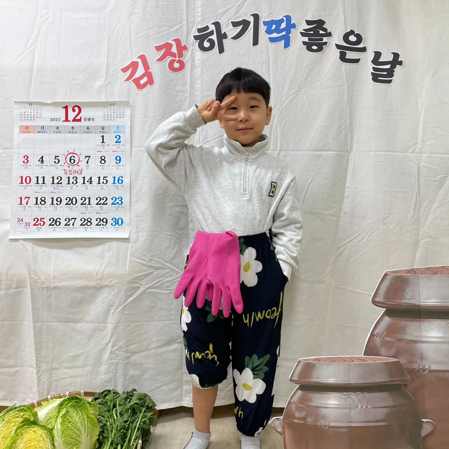 #김장하기 딱 좋은날

어린이집에서 김장하신 둘째아들
어찌나 먹어 보라고 난리신지 ㅋㅋㅋ

간이 ㅋㅋㅋ 좋네 ㅋㅋㅋ
아 웃겨 ㅋㅋㅋ

본인이 이제 김치 잘 먹는다기에
하나 먹어보라고 줬더니 조금만 달라고ㅋㅋㅋ

그래서 진짜 조금줬더니 먹었음 ㅋ
근데 이제 많이 먹었다며 안먹겠...
이 겸둥이 포즈 어쩔♡

#사랑합니다 
#사랑스런
#막내
#둘째
#아들
#사랑해 
#김장김치
#김장 
#어린이집