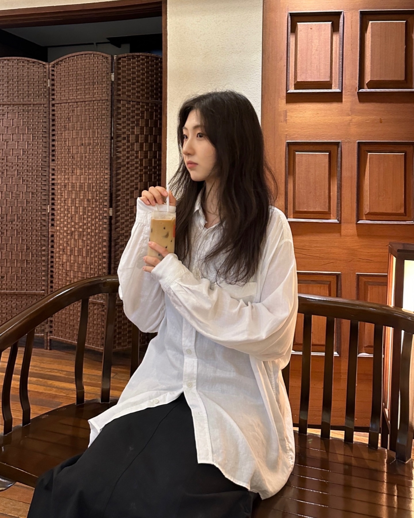 #협찬 soseolwon_hongje ☕️🎐

홍제, 작은 눈이 내린 정원, 소설원 🎐

동양풍 인테리어에 조용하고 분위기 있으며,
룸이 나눠져 있어 연인이 데이트하기 너무 좋은 공간이에요 🤍
휘낭시에 종류가 다양하고, 플레이팅이 정말 매력적이더라구요 :)
바로 앞에 은행나무가 있어 다가오는 가을에 재방문할 예정이에요!
맑은 날도 좋지만 비가 오면 더 운치 있는 공간이 될 것 같았어요 🤍
소설원 홍제점은 홍제동 우체국 바로 옆에 위치해있어요!
책들고 와서 혼자 하루종일 책 읽으면 힐링 그 자체 🎐🤍

#소셜원홍제 #서대문구카페 #서대문구북카페
#무악재역카페 #무악재역북카페 #홍은동카페
#소설원 #소설원홍제 #카페추천