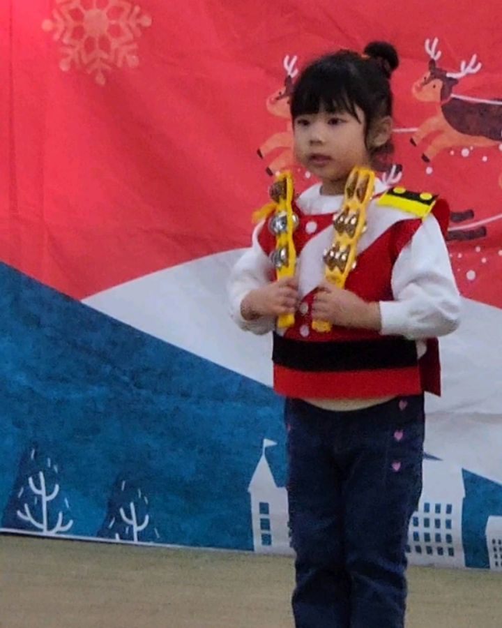 #고생했어 #육아수다#두번째영상이 찐 
🌈떨린다더니...ㅋㅋ

어제~또롱씨 발표회가 있었어요~
작은 공간에서 한 쪼무래기들의
재롱잔치♡

또롱씨네 반은
그중 젤 형님 반이라그런지

박자딱딱!!동작정확!!😎
젤열심이더라구요ㅋㅋ

주책맞은 애미는🤔
말썽쟁이 또롱씨는 잊은채

기특함에 눈물찔끔..🤣🤣

칭구들의 프라이버시를 위해
다 잘라내서 화질이 깨지지만😥

궁금해하실 육아동지님들을 위해
끼쟁이 또롱씨 재롱 올려보아요♡♡🤗

원장님이 대체 또롱씨 엄마 누구냐며
찾은건 안비밀ㅋㅋㅋㅋ

#재롱잔치#크리스마스 #기특해