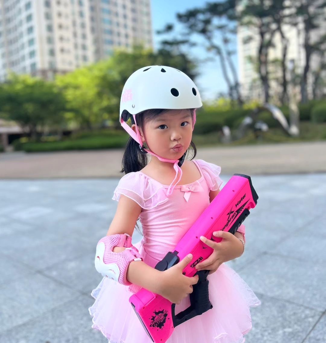 #협찬 🩷 칭구들아!!! #물총놀이 준비 되었나?!!! 🩷

세상 #비장함 , #물총준비 한 #엄근진베이비 떠아~
어쩌다보니 의도하지않았지만 그냥 #핑크공주님 이에요😄?

#발레 수업 끝나고 바로여서 #발레튜튜 
#자전거 끌고 나가면서 #헬멧 과 #보호대착용 
뛰어 놀 예정이여서 운동화
이번에 야심차게 준비한 #아라전동물총 매가샷까지!!
어쩌다보니 온통 핑크핑크해졌어요💕
서아 마음도 핑꾸핑꾸, 그거면 되었지 뭐😍

이번에 서아가 준비한 메가샷 #물총 은
일단 부드럽게 나가고 아프지않아서
아이들끼리 가지고 놀기 안전하더라구요👍

서아친구도 #물놀이 함께하며 사용해보고 바로 구매,
아이들이 사용하기에 딱 좋은 #물총추천 해봅니다👍

📍530g 엄청 가벼움!
📍누르면 자동 연속 발사!
📍물 충전이 자동,수동 모두 가능!
📍2in1 자동,수동 발사 모두 가능!

ara_toys_watergun 에서 만나보세요🙆‍♀️
 
 
 
 
ෆ24.07.01.D1567ෆ
#미니미니이야기 #미니미니이야기_51개월
#워터밤물총 #워터밤준비물 #키즈오오티디 #여아코디
