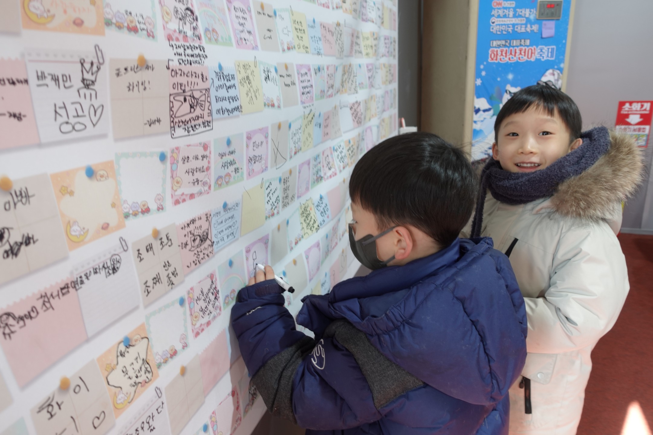 #강원도여행 #화천산천어축제
산천어 맨손잡이 체험 부스 내에 메시지 보드가 있었는데 대기 시간이 길어지니 아이들이 눈도 없는 맨 바닥에서 뒹굴고 난리여서 손에 펜을 들려 줌!

메시지는 안쓰고 그림을 주구장창 그린 호호들...>_<;
둘째는 한글도 모르는데 그림에 이름 붙여준다며 자음 혹은 모음이 빠진 알 수 없는 글자를 적어두고 그림 그리기 삼매경! 

한가지 기억에 남는 문구가 있었는데, 
"아빠 산천어 못 잡으면 가만 안둬" 이게 기억에 남네 ㅋㅋㅋ

#20240127 #화천산천어축제🐟 #강원도축제추천 #산천어맨손잡이체험부스 #메시지보드 다음번엔 내가 맨손잡이 도전해보리!
