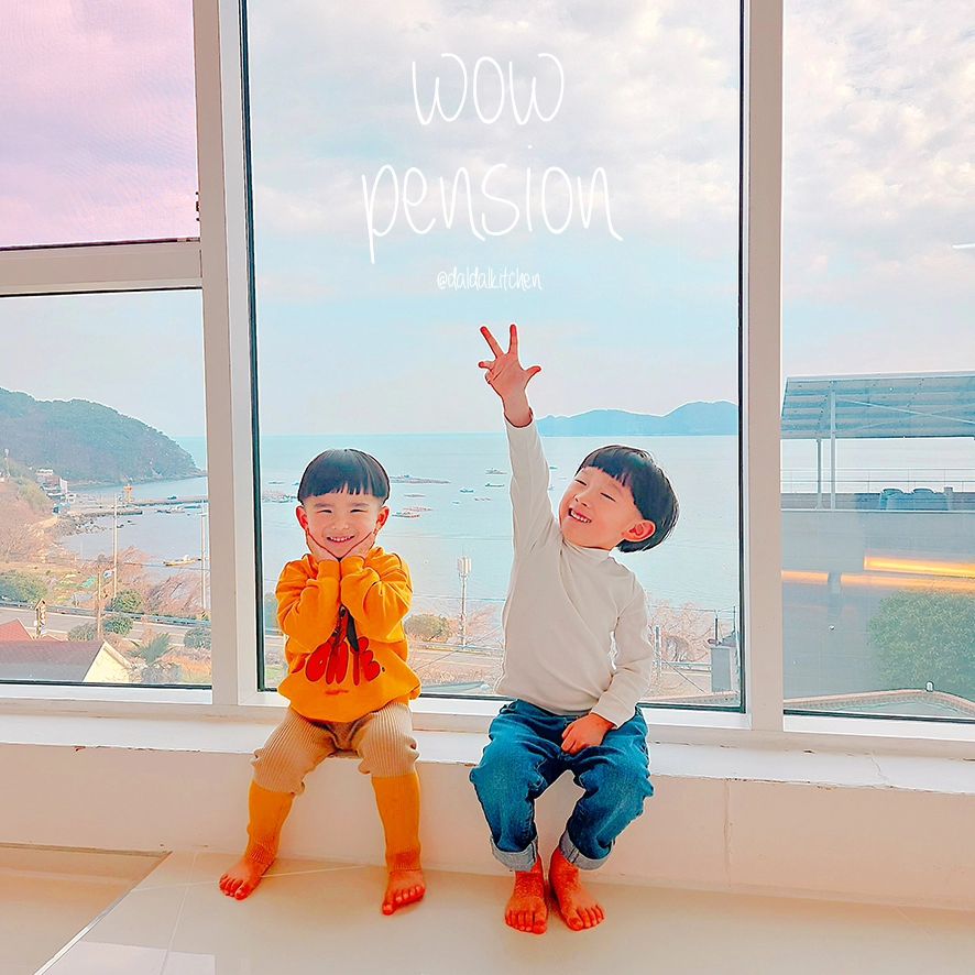 들어가자마자 아이들과 감탄을 했던 #거제와우펜션 🌊
거제도 바다뷰도 멋진데 커다란 통유리창에 복층형 펜션으로 일몰 일출 보는거 다 가능! 날씨도 좋아서 날씨요정이 다녀갔냐며 두아이와 함께한 거제도여행 성공😎😎 오션뷰 좋은 거제도 펜션을 찾는다면 추천추천👍

이미 10만명이 다녀간 거제도 1위 펜션으로 신축 vip스위트룸은 완전 좋다구! 전 객실 제트스파 무료온수로 따끈따끈 물놀이도 가능하고 호텔식 룸서비스와 BBQ 석식플래터&콘트란쉐리에 베이커리는 감동감동🧡 특히 BBQ 비주얼과 퀄리티에 놀랬어요! 간단한 간식만 들고가면 오케이~ 담엔 와인 한병 사들고 오려고요🍷

평일 10만원대 거제도 펜션으로 VIP스위트룸도 평일엔 20만원! WOW!! 가족여행, 커플, 프로포즈 기념일 이벤트까지 가능😍😍

🏠🏡거제도 와우펜션
wowpension

✅️신축동 별관 301호~303호 / VIP스위트룸
✅️복층구조 / 30평 / 거실, 주방, 침실, 욕실
✅️특1급 호텔에서 사용하는 최고급 매트리스와 구스다운 침구류
✅️제트스파 온수 무료제공 / 조식 2인 무료제공+더치커피
✅️컵라면, 햇반, 커피, 칫솔, 면도기 등등 무료
✅️BBQ석식플래터 유료제공
✅️거제도여행 펜션 추천 / 뷰맛집 / BBQ맛집

#숙소협찬 #감성숙소 #거제도펜션 #거제펜션 #거제가족여행 #거제아이와 #거제도아기랑 #거제아이와가볼만한곳 #거제펜션 #와우펜션 #거제와우펜션 #뷰맛집 #바다뷰 #겨울여행 #봄여행 #0218춍춍