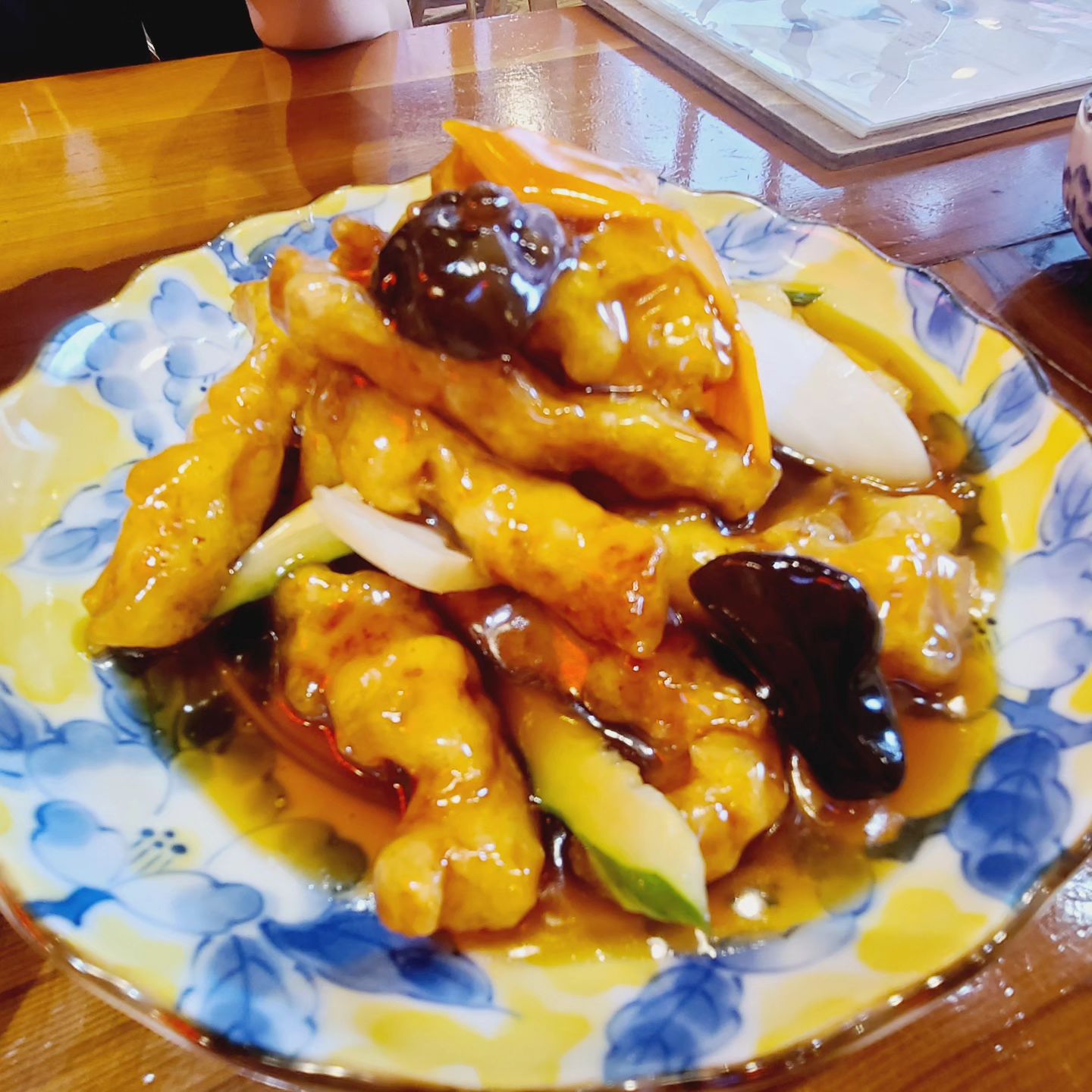 송도 동생의 추천으로 갔던 중국집
 <홍콩 웍헤이>

송도 최고의 짬뽕맛집이라 할 수
있겠다.. (짬뽕러버인 언니와 
남편이 인정한 맛집! 우리남편은
짬뽕먹기위해 군산맛집찾아가는
짬뽕러버임...)

우리 옆테이블에는 이동국선수가
제시, 제아와 함께 밥을 먹고있었다.
티비에서의 그분들을 볼 수 있다니
진정 맛집이 아니던가!!
(동네 주민이긴하지만 그래도 맛없으면
안가시지 않았을까?!?! ㅋㅋ)

짬뽕은 국물이 중요한데 국물이
끝내주고~ 해물도 신선하게 
들어있어서 좋았다고 한다.

짜장도 정말 맛있게 잘 먹었다!!

비록 부먹이였지만 부먹도 용서가
되는 맛있는 탕수육까지~ 굿!!
짜장도 짬뽕도 탕수육도 모두
만족스러웠던 한끼였다!

다음에 짬뽕먹으러 송도에 간다면
이곳으로 갈거라던 남편의 원픽짬뽕집!

나는 탕수육먹으러가야지~
난 고기러버니까!!

💕 상 호 명 : 홍콩웍헤이

💕 영업시간: 매일 11:30 - 22:00
브레이크타임 15:00 - 17:00 
라스트오더 20:55

#홍콩웍헤이 #송도신도시맛집
#송도신도시중국집 #송도중국집추천
#송도맛집추천 #맛스타그램
#지똥이의맛집추천 #송도짬뽕맛집
#송도탕수육맛집 #송도짜장면맛집추천