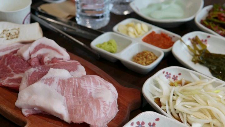 #전북대맛집 #협찬

안녕하세요. 지기크루입니다. 오늘은 전주 전북대학교 대학로에 위치한 오일내 고기전문점 방문 후기를 납겨봅니다. 
오픈한지는 얼마 안 된 #전주삼겹살 고기맛집으로 실내시설이 엄청 깔끔하고 쾌적하여 전북대 학우분들에게 많은 사랑을 받고 있는 식당입니다.

📍주문내용
한판세트[4인분] 45,900원
목살(150g) 10,000원
치즈계란찜 3,900원

특히나 도축한지 5일 이내의 한돈 암퇘지만 선별하여 모든 음식에 정성을 다한다는 #전북대맛집 !! 
밑반찬에서 느낄 수 있었던 정성! 대학로에 위치한 고깃집 답지 않게 반찬 라인업이 아주 화려해요

고기는 두툼해서 익히는 동안 안에 육즙 큼직큼직하게 쌈 싸 먹는 것도 좋고, 파김치 또는 명이나물에 각종 소스를 추가해 먹어도 맛있지만 고기의 질이 좋아서 다른 양념 없이 고기만 먹어도 충분히 맛있습니다.

고기를 먹을 때 굽는 스킬도 참 중요하지만 고기의 질도 중요한데요. 어떤 부위를 먹어도 육즙이 입 안 가득 느껴지고 부드럽게 씹히는 식감이 참 좋다!

그런데 이렇게 질 좋은 고기가 이렇게 싸다고?
전북대맛집 오일내를 방문하시면 깔끔한 내부시설에 한 번, 맛에 두 번, 가격에 세 번 놀랄 테니 준비 단단히 하시고 방문하시길 바래요. 고고!!

📍주소: 전북 전주시 덕진구 명륜3길 20 2층
📍전화: 0507-1354-6476
📍영업: 매일 11:00 - 24:00 23:30 라스트오더
📍주차: 실내체육관 공영주차장 1시간 이용권

참! 전북대 학생증을 제시하면 껍데기가 서비스라고 하니 꼭 주문하고 고고!

#지기크루 #전주맛집 #전주삼겹살맛집 #전북대학교 #덕진동맛집 #금암동맛집 #오일내 #전주여행 #문회루 #전주덕진공원 #좋아요 #좋아요반사 #먹스타 #맛스타 #먹팔 #먹팔선팔