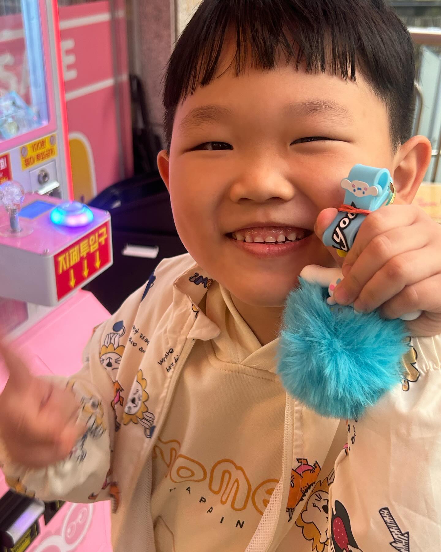 #20231026_목요일

어제부터 자꾸 뭐 태권도 앞에
게임을 하고 싶다고

지폐달라길래 동전준다니까
동전아니라고 해서 같이가봤더니
뽑기..🤣

한방에 뽑은 뚜호..
대단한데……..???