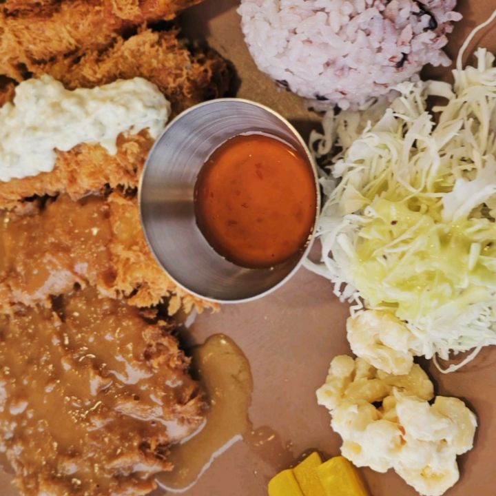 #협찬 
#맛집스타그램

#돈까스는 주기적으로 수혈해줘야 되그든요!

#상화돈까스 에서
맛있게 점심식사 하고 왔어요!😆

옛날 돈까스 서타일로
돈까스 주문하니
따뜻하고 고소한 크림 스프가 먼저 나왔고요,

양배추 샐러드와 마카로니,
밥과 깍두기 등
군더더기 없는 사이드들도 센스만점!😁

저는 돈까스 먹고
친구는 돈까스, 새우까스, 생선까스 등이 골고루 나오는
상화 정식 주문했고
따뜻한 국물 땡겨서
우동도 주문했어유😍

돈까스 잡내없이 고소하고 맛있었고
옛날 왕돈까스 서타일 생각날때
재방문의사 200프로에요! 😋😋

☎️예약문의
031-273-6432

⏰️영업시간
오전 10:30 -오후 9시 
브레이크타임 오후 4시-5시
매주 월요일 정기휴무

🏠주소
영통구 덕영대로1556번길 16 C 동 110호

🚉망포역 1번출구 바로 앞 1층 위치
지하철역 나오자마자 바로 찾았고요,
주차장 완비입니다!

#영통돈까스
#수원돈까스
#수원맛집
#영통맛집
#망포역맛집
#망포동맛집
#망포맛집