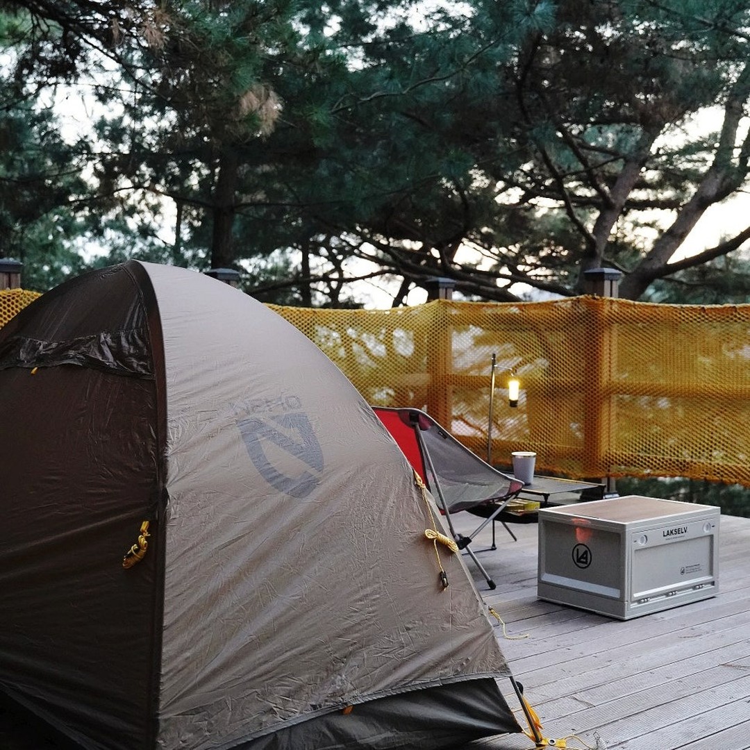 📍 경기도 양주 신암저수지야영장
미니멀 감성 가득한 초겨울 캠핑 🍂

✅ 사용 정보
✔️ 주중 2.5~3만 / 주말 3.5~4만
✔️ 전기 사용 O / 장작 사용 X, 숯불 O
✔️ 예약: 숲나들e
✔️ 작은 규모의 공립 야영장

아이들 위한 유아숲체험원과 목공체험장도 운영 중! 🎨

#초겨울캠핑 #신암저수지야영장 #미니멀캠핑 #여성캠퍼 #겨울캠핑 #캠핑감성 #신생캠핑장