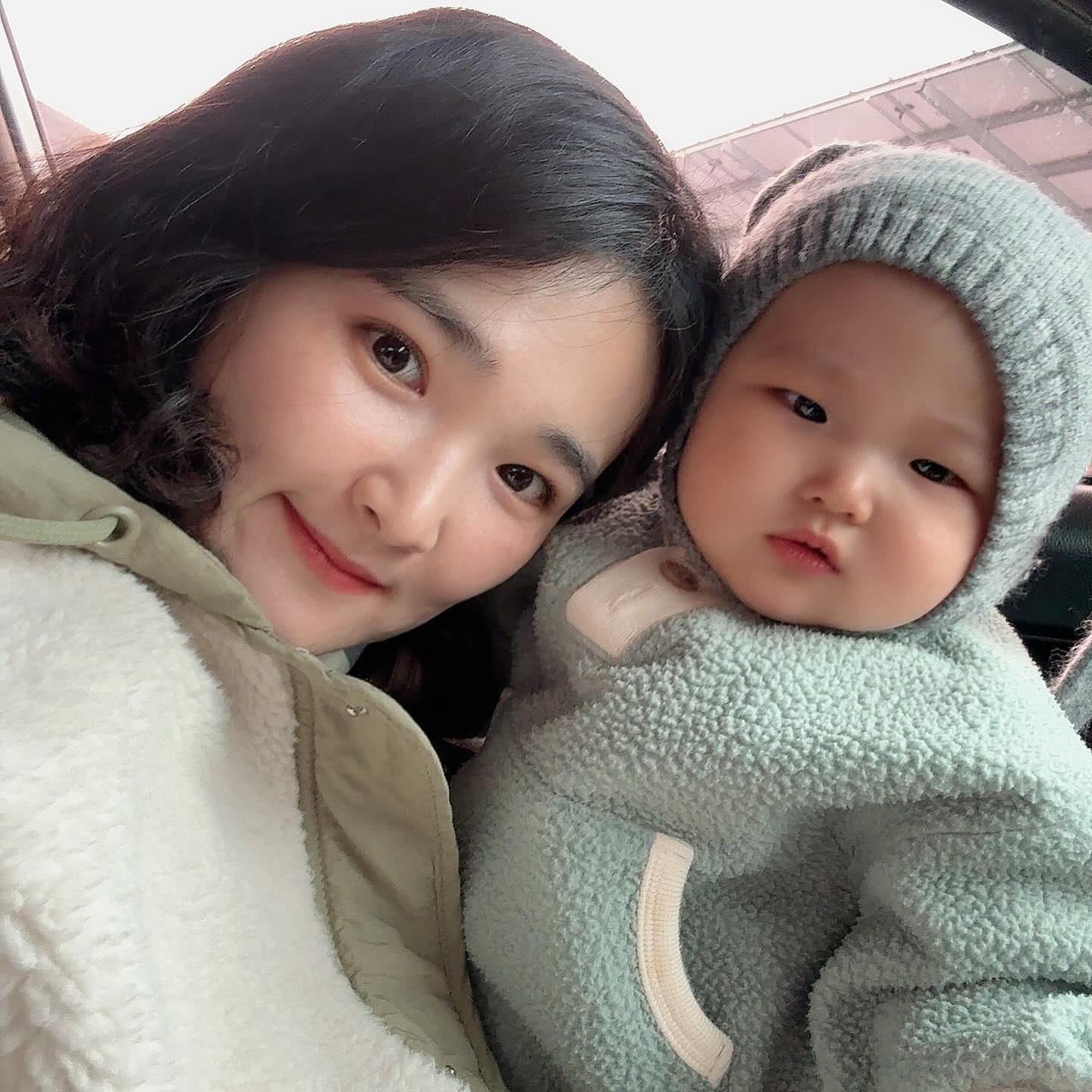 육아일상✨

비 오고 난 뒤 추워진다더니
진짜 추워짐🌚
유다자매 바라클라바 구매하고
지호꺼도 살까 했는데
토끼모자가 있어서 패스🤭

20대까지는 몰랐던 빵맛을
30대 들어서 지호 낳고 알게됨,,🤤
빵을 자꾸 먹어서 볼살이 빵빵해지는중,,
그치만 너무 맛있어서 포기 못하는 빵🥐
맛있는 거 먹고 힘내서 육아하기,,👀💛
#육아란