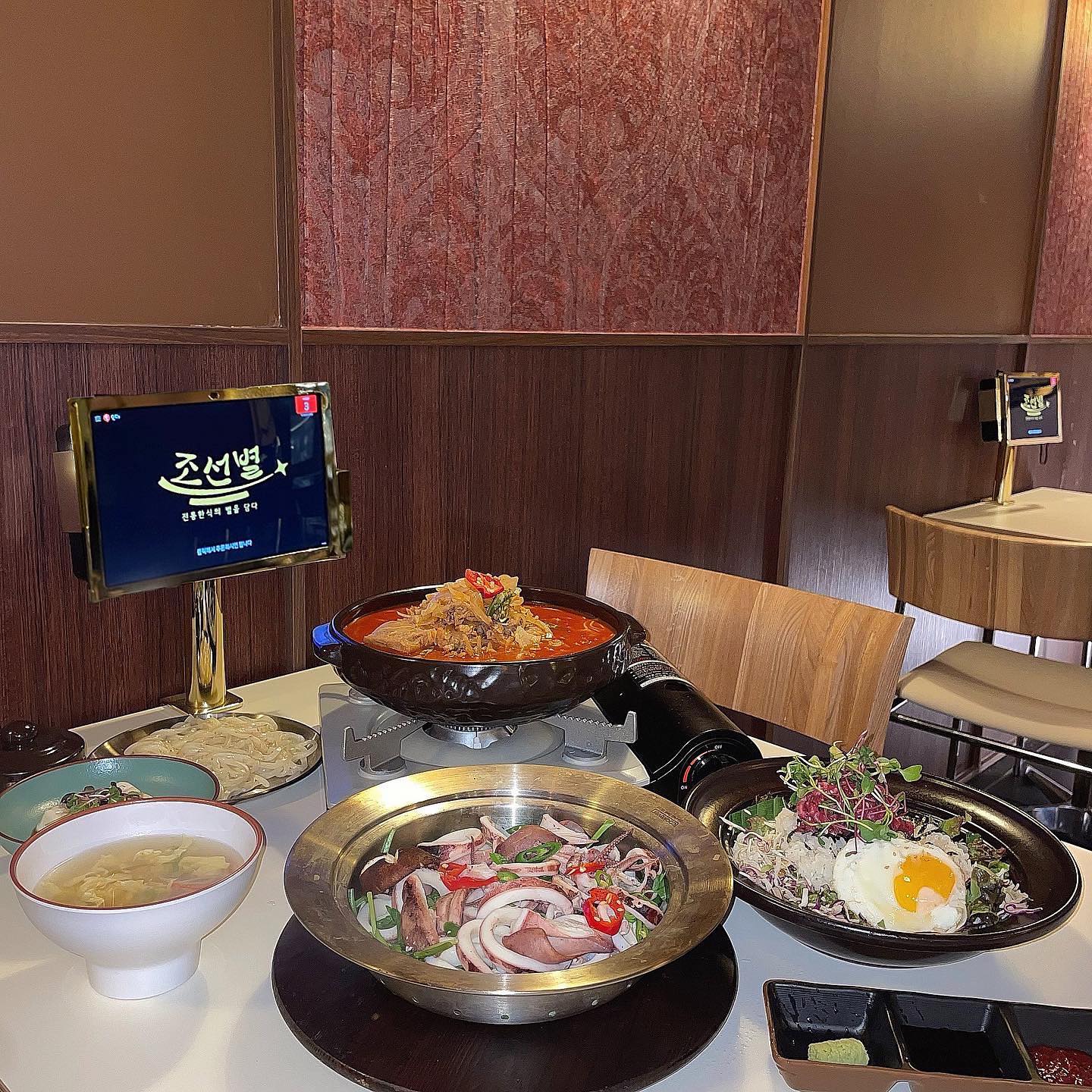 #협찬
🍽️#조선별

깔끔하고 감성적인 인테리어로 무장한
#발산역술집 <조선별> 다녀왔어요🙌🏻 

얼마전 리모델링을 마친 조선별은
매장 입구외 매장안 인테리어가 너무 세련되고
핫플 그자체🫶🏻
#발산역데이트 로 제격이더라구요:)
 
굴물이 얼큰 그자체인 갈비짬뽕탕💛
통통하고 쫄깃했던 미나리통오징어찜💛
고소하거 너무 맛났던 육회비빔밥💛

 #마곡역안주맛집 답게
모든 음식들 정말 깔끔하도 맛나더라구요:)

식후 식혜서비스와
리뷰이벤트시 받을수있는 아이스크림까지 
완벽했던...🤍

너무 훌륭했던 마곡술집 조선별 
데이트,모임장소로 추천드려요🖐🏻

#발산술집 #마곡술집 #발산역데이트술집 #마곡안주맛집 #육회 맛집 
#가성비 술집 #마곡핫플 #발산역 핫플 #리뷰노트