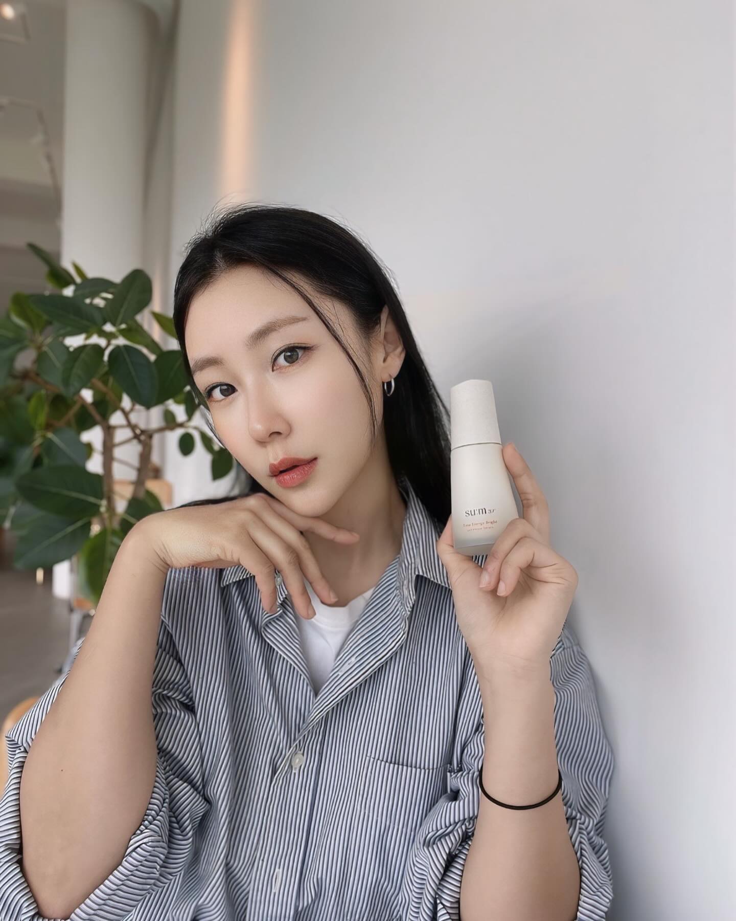 #광고 🌿

ꜱᴜᴍ37
타임 에너지 브라이트 루미너스 세럼 

이제 날이 뜨거워지고 피부에 열이 오르면서
모공단계에서 부터 관리해줘야 하는 시기잖아요 

그럴수록 피부의 잡티도 더 도드라지고
이제 그런 고민 걱정은 잠시 내려놓도록 해요

숨의 독자적인 기술로 
단 7일만에  피부의 최대 고민인
모공, 결, 광채, 톤, 잡티, 각질, 다크스팟 문제를
개선할수 있게끔  도와줘요 ¨̮

❝최소 3년 이상 청정 팜에서 기른 허브 4종으로 채취하고
하루 동안 이슬을 머금게 하는 과정을 거치는 
#이슬발효 를 통해 만들어 낸 팜-일루미액트™

브라이트닝 성분과 비타민 C, 항산화력을 지닌 토코트라이엔올, 
진정 효과의 세이지잎수 콤플렉스인 루미타민™, 
그리고 대표 미백 기능성 성분인 나이아신아마이드를 더해
 환하게 빛나는 피부를 선사 ❞

편안하고 자극 없고 부드러운 마무리로
이제 숨37으로 관리해요◡̈

#피부관리#관리만이살길이다💆🏻‍♀️ #숨37 #sum37 #타임에너지브라이트 #타임에너지브라이트세럼 #흠결세럼