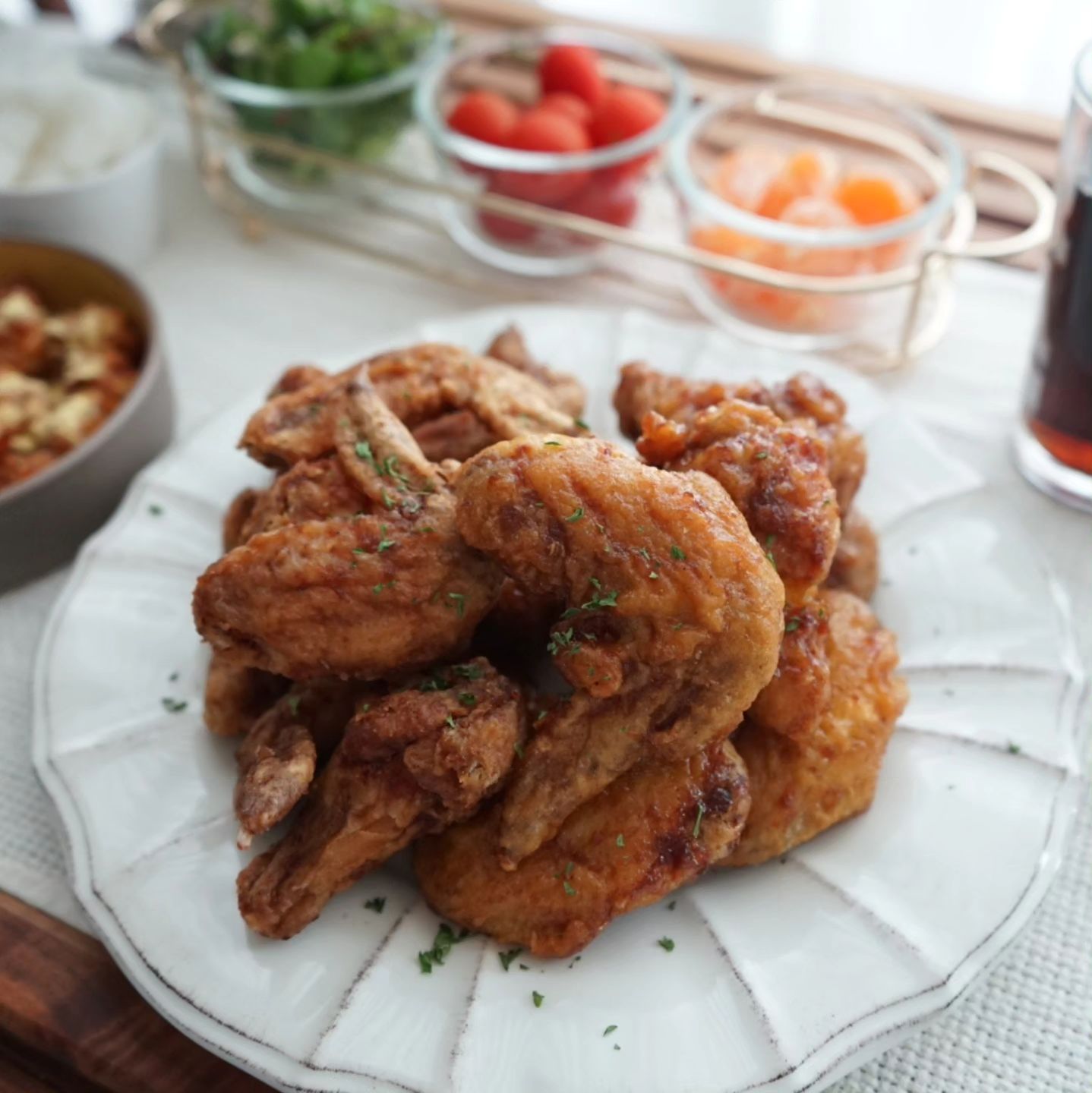 #협찬 #교촌치킨 #점보윙시리즈 #옥수수볼
오늘 아이간식으로 챙겨 준 교촌 점보윙
🍗교촌+허니 반반 그리고 신메뉴 옥수수볼🌽

점보윙 사이즈 더 커진거 실화?😚
단짠잔짠 교촌허니 좋아해서 오늘은
교촌+허니 반반으로 시켜봤는데요
아이랑 둘이 맛있게 순삭ㅋ

주말에 신랑이랑 맥주 안주로 먹게
매콤한 레드랑 반반으로도 시켜 봐야겠어요

마성의 콘 시즈닝으로 단짠한 맛에 
바삭하면서도 옥수수 알알이 톡톡튀는 
식감이 매력적인 한입 쏙 옥수수 튀김❤️
이거 너무 맛있어서 강추에요👍

📢옥수수볼 이벤트 11/16 - 12/31까지
점보윙 시리즈와 옥수수볼 구매 시, 2,000원 할인 해서 
22,000원에 맛 볼수 있으니 서두르세요😆

교촌치킨의 신메뉴 점보윙 시리즈! 
교촌치킨의 베스트 맛을 더 크고 실속있게 즐겨봐요😘

kyochon_official

#교촌 #교촌점보윙 #반반점보윙 #교촌신메뉴
#신메뉴 #치킨 #치킨추천 #치킨맛집
#교촌옥수수볼 #미니앙쥬_푸드 #미니앙쥬