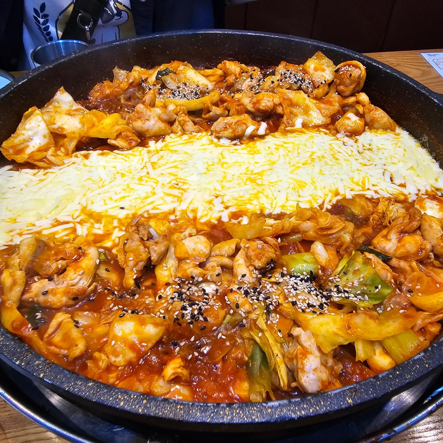 딸램과의 서울 여행 첫날 저녁은 #장인닭갈비
미리 검색을 해서 맛집을 찾아갔는데 휴업....ㅠㅠ 
딸램이 급 닭갈비 먹고 싶대서 웨이팅이 있었지만
기다려서 먹은 꿀맛같은 저녁 ㅋ
아들램을 위해서구 유니폼을 사러갔지만 맘에 드는게 없대서
그냥 구경만 하고 나옴 #오버더피치 담엔 아들이랑 같이 와야지
저녁 먹고 또 열심히 구경하고 와서 호텔와서 잠
이렇게 하루가 짧게 지나갔네 
#20240319 #서울여행 #홍대 #딸램이랑첫여행