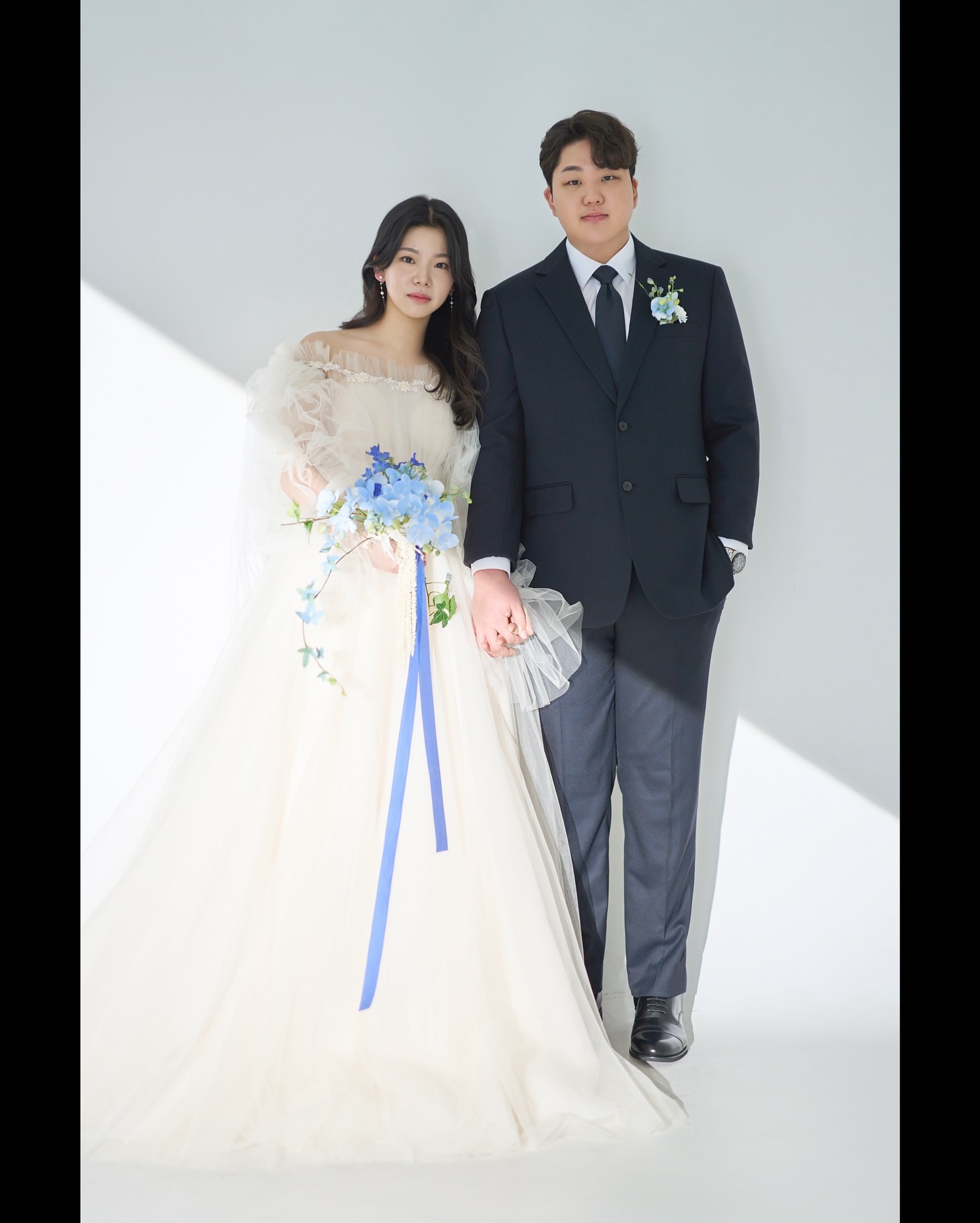 한희수 💙 권민채

모든 것이 새로워지는 봄날, 7년간의 연애를 끝으로 결혼합니다! 💍
​
한 분 한 분 직접 찾아뵙고 인사드리는 게 도리이지만 오랜만에 드리는 연락이 결혼 소식이라 부담이 될까 망설여지고 조심스러운 마음에
선뜻 연락을 드리지 못한 분들도 많습니다.
​
너그러이 양해해 주시고 넓은 마음으로 먼저 연락 주신다면 기쁜 마음과 감사한 마음을 담아 소식 전하겠습니다.
​
좋은 날, 귀한 걸음으로 축복해 주시는 모든 분들과 먼 자리에서 축하해 주시는 분들의 사랑과 소중한 마음 잊지 않고 보답하며 행복하게 잘 살겠습니다. 🫶

🏷️ 24년 3월 23일 토요일 오후 12시 
서울 마포가든호텔 2층 그랜드볼룸홀