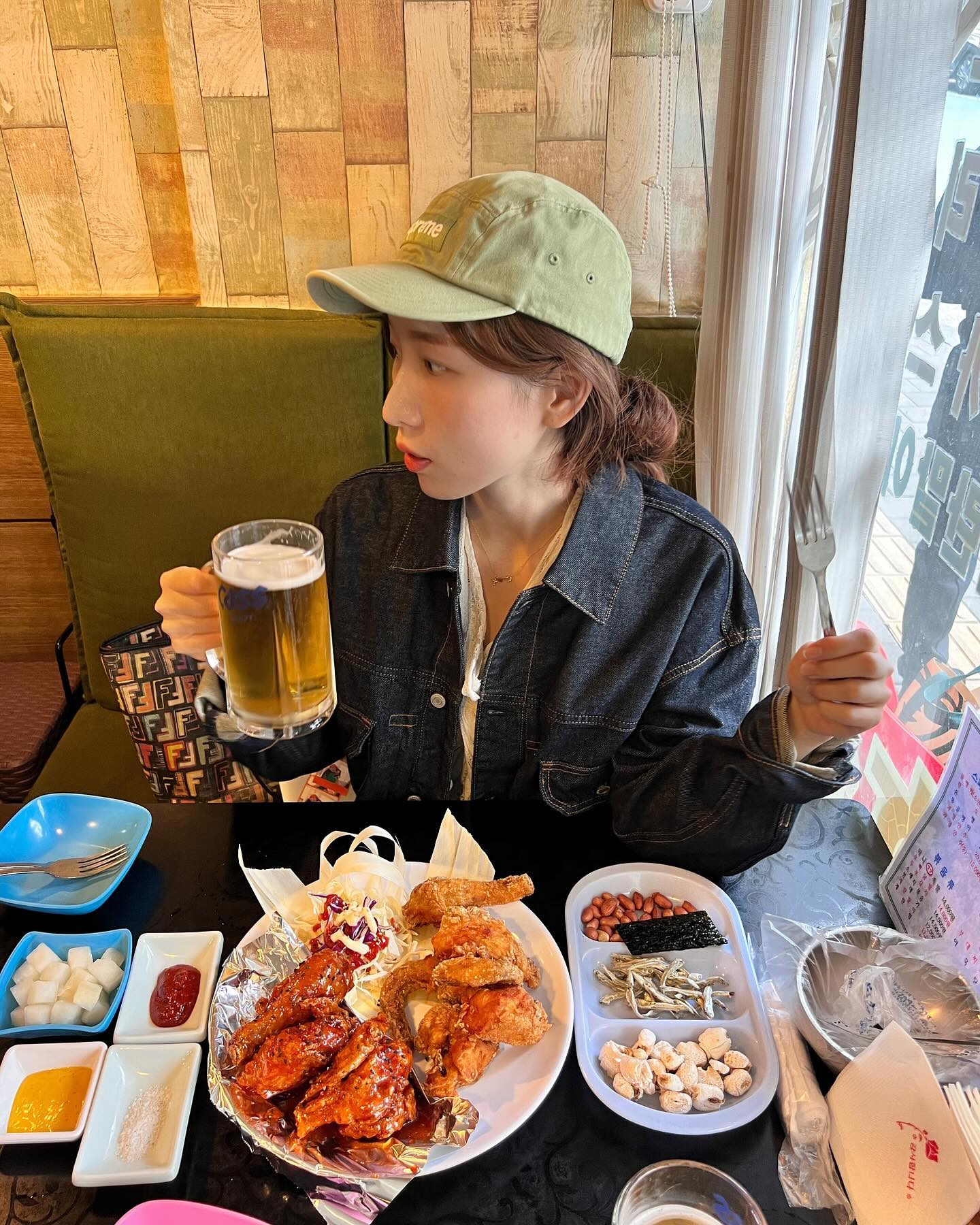 나만 몰랐던 이구역의 찐 맛집..🍺 #내돈내산
벚꽃뷰 도 좋지만 사실 여기가 더 내 취향..

합정에서 벚꽃뷰 실컷 보고 호프에서 맥주 들이키는거
이거시 행복이고 봄 낭만 아니겠습니까🌸🍺

ㅎ ㅏ 생맥주도 삼처넌이야,,
반반치킨 과 골뱅이 제발 같이 시켜주세요 환장햐..

마무리로 과일 안주 쿨하게 놓고 가시면 저 또 옵니다 🍉👀

📍금강산호프 (이름부터 힙해..)
〰️합정역 7번출구

🍺맥주 좋아하는 친구한테 공유하기🍺
@@야 벚꽃보고 여기다..가실?