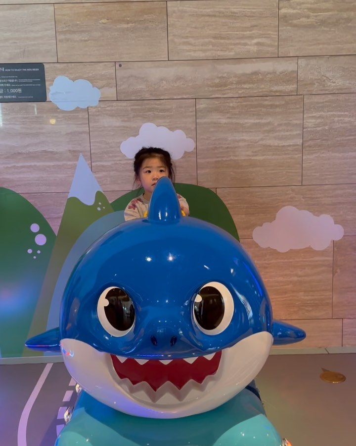 23.08.04
아이들방학 8일차_2

공룡엑스포에서 사실 애들이 재밌어하면 더 있으려고 했는데 
무서워하는것도 있어서 플랜B로 바로 이동

#고양아쿠아필드 

아이들 데려가도 좋다고 해서
찜질방 별로 안좋아하는 내가 데리고갔는데 
진짜 그 안에 있는 시간 내내 한곳에서 10분이상 못있고 계속 돌아다녔다ㅋㅋㅋㅋㅋㅋㅋㅋ

결국 우리가 한건 먹.는.것 
먹는것밖에 한게 없는 듯 

도착하자마자 배고픈 시간이여서 
푸트코트가서 육개장 미역국 시켜서먹고 
*그냥 지나치기 어려운 아기상어 한번씩 타주고* 
여러방 조금씩 들어갔다가 
*국룰템 식혜, 맥반석 사서 나눠먹고
(아니 근뒈……요즘 물가 미친거냐,,,,,, 할미라 너무 옛날 가격 비교됨,,,,,🥹)

그리고 너무 돌아다니고 
도현이랑 내가 지쳐서 그대로 나와서 집으로 고고씽

근데도 집에 도착하니까 저녁 
아침부터 빠르게나와서 저녁에 들어가는 바쁜 하루였다 

(울 도현이,,,,,휴무날 쉬지도 못하고 맨날 돌아댕김ㅋㅋㅋㅋㅋㅋㅋㅋㅋ) 

토요일은 쉬고, 
일요일에는 #핑크퐁시네마콘서트3 보러가기로