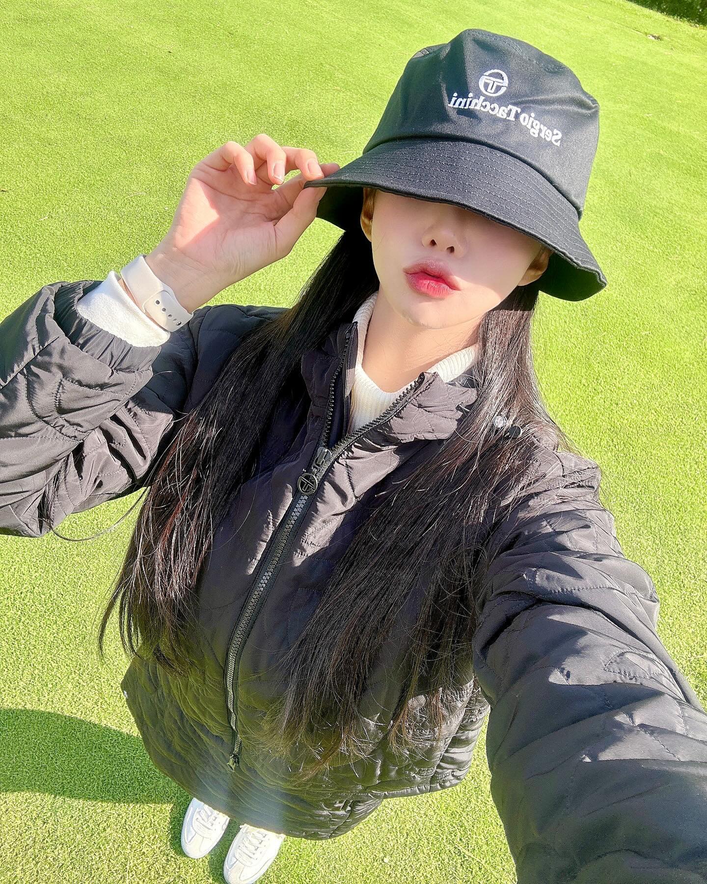 #제품제공 sergiotacchini_kr 
최근 패션 유튜버 '옆집언니 최실장'에
소개되어 더욱 핫한 타키니의 시그니처
심볼을 퀄팅 패턴으로 구현한 유니크하고
고급스러운 패딩 스커트 셋업 🖤
⠀
최고급 기능성 충전재인 3M
신슐레이트를 사용하여 보온성 뿐만 아니라
세탁관리도 어렵지 않아서 좋아요
⠀
스커트는 세련된 랩 스타일로
팬츠나 레깅스 커버업을 하는 등
활용도가 높아 데일리웨어는 물론이고
골프웨어로 활용해서 입기 좋았어요!
⠀
세르지오타키니 오프매장이 최근
서울과 부산 등 전국에 확장하고 있어
직접 방문해보고 착용해보세요:)
⠀
#sergiotacchini #세르지오타키니 #세르지오타키니크루 #tennis#테니스 #테니스타그램 #테니스룩 #테니스복 #테니스웨어 #올드머니 #올드머니스포츠 #골프 #골프웨어 #여자패딩 #패딩스커트