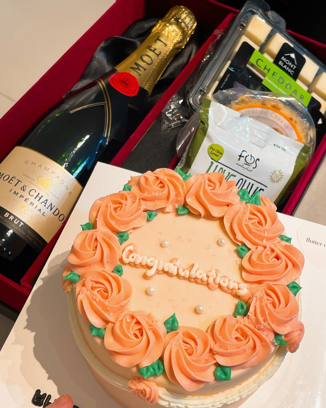 #모엣샹동 
축하할일은 모엣샹동이 진리죠🍾🥂🍾🥂
.
.
남푠이 특진햇어요💐💐
아직 젊지만(이라고 하기엔 곧 40?👴🏻) 수석이되서
모엣샹동을 받아왓더라구요 선물로🩵
.
모엣샹동 조아하는데 나😆😆😆😆
너무 조아짜나요🥂🥂🥂
.
.
그래서 점심에 파크하얏트 가요🩵
기념식사하고와야죠🍽️🍽️
.
.
남푠이 잘되는건 다 아내의 내조덕분 😆😆😆
맞죠????😎😎😎
답방갈게욤😆😆
.
.
#맛쟁이_집밥 #모엣샹동🍾 #모엣샹동아이스임페리얼 #샴페인 #샴페인추천 #샴페인골드 #기쁜날엔 #파티음식 #홈파티요리 #홈파티음식 #홈파티용품 #홈파티준비 #파티선물 #신혼집밥 #신혼밥상 #신혼부부밥상