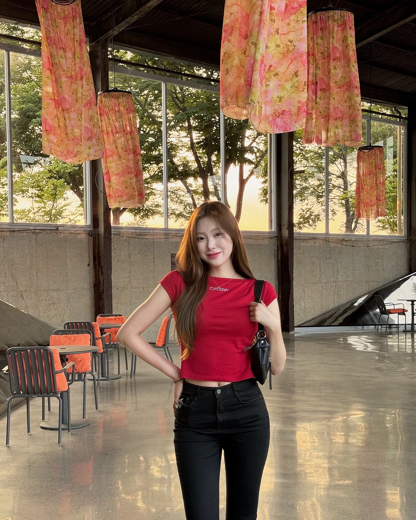 요즘 다시 유행하는 비즈 티 🍒🍓🍅🍎

빨간 티는 처음 입어보는 거 같은데 이쁘네 ｡｡ ?
.
.
.
.
.
.
.
.
.
.
.
.
.
-
dorosiwa >>
| 착용 제품 : DRSW 비즈로고 보트넥 캡소매 반팔티
-
-
#도로시와 #dorosiwa #홈웨어 #아웃웨어 #잠옷 #반팔 #일상복 #여름반팔 #비즈반팔 #보트넥 #캡소매 #일상 #여행에미치다 #여행스타그램 #소통 #맞팔 #좋반 #오오티디 #대구카페 #여자코디 #여자데일리룩 #여자헤어스타일 #여자모델 #fyp #followforfollowback #ootd #selfie #koreagirl #korea #likexlike