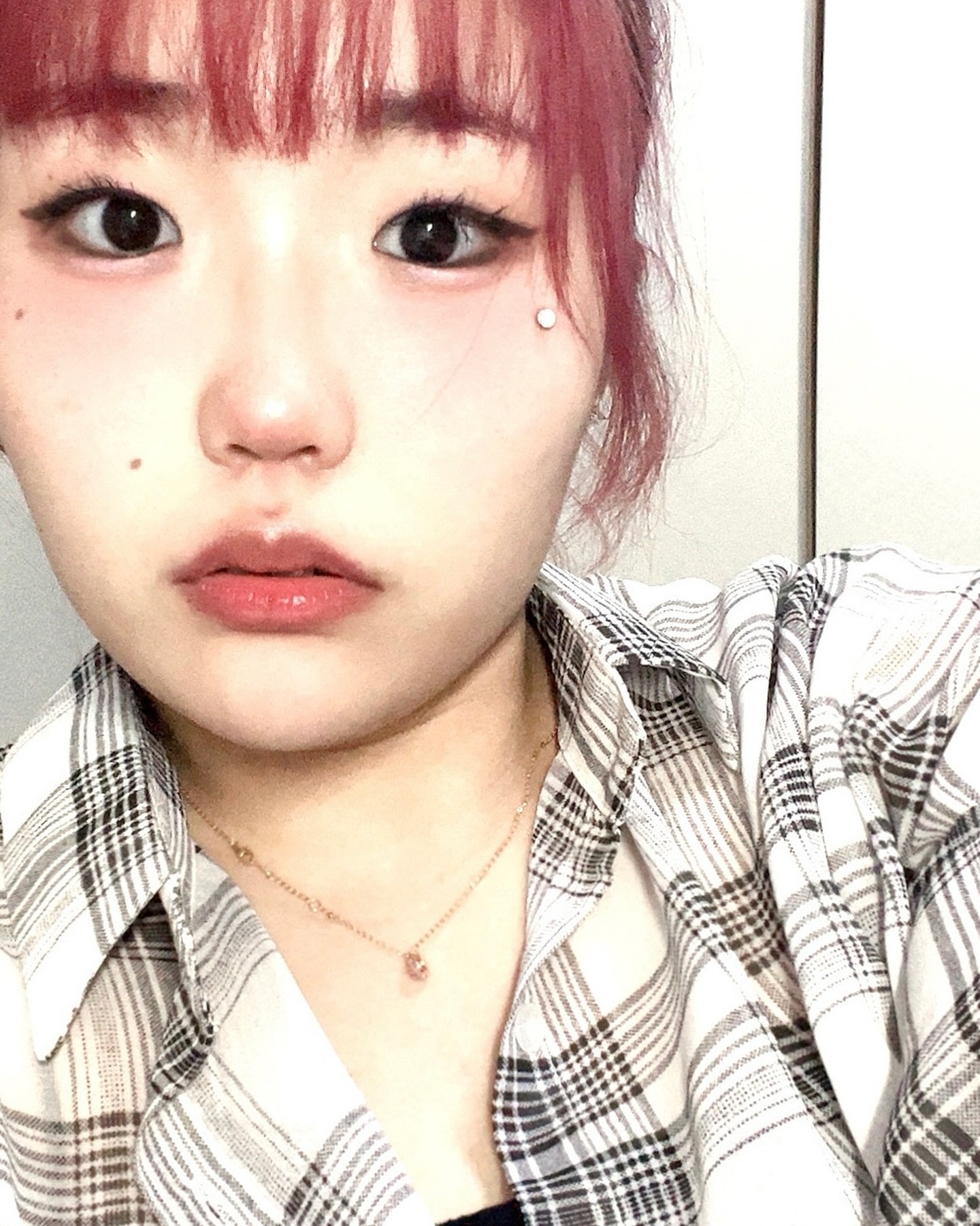 뉴가 나 쫌 찍어주면 좋겠음 친구 없어서 셀카뿐이야