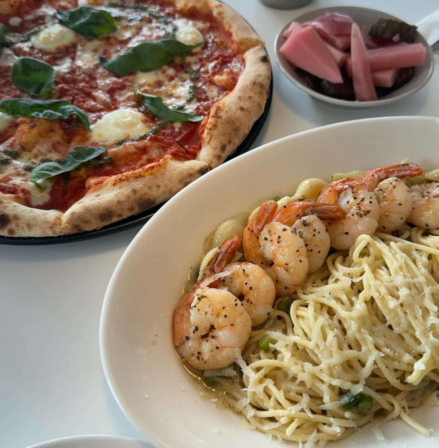 오일파스타 담백하고 맛있었던 화덕피자 맛집!
마르게리타 피자 말해뭐해~베스트메뉴인걸🍕
넓고 깔끔한 인테리어에 화덕도 멋짐🤎
#올오버키친 #올오버키친상남점 #창원맛집 #창원맛집추천 #창원파스타 #창원파스타맛집 #창원데이트 #상남동맛집 #상남동파스타 #상남동데이트 #상남동스테이크 #창원스테이크
