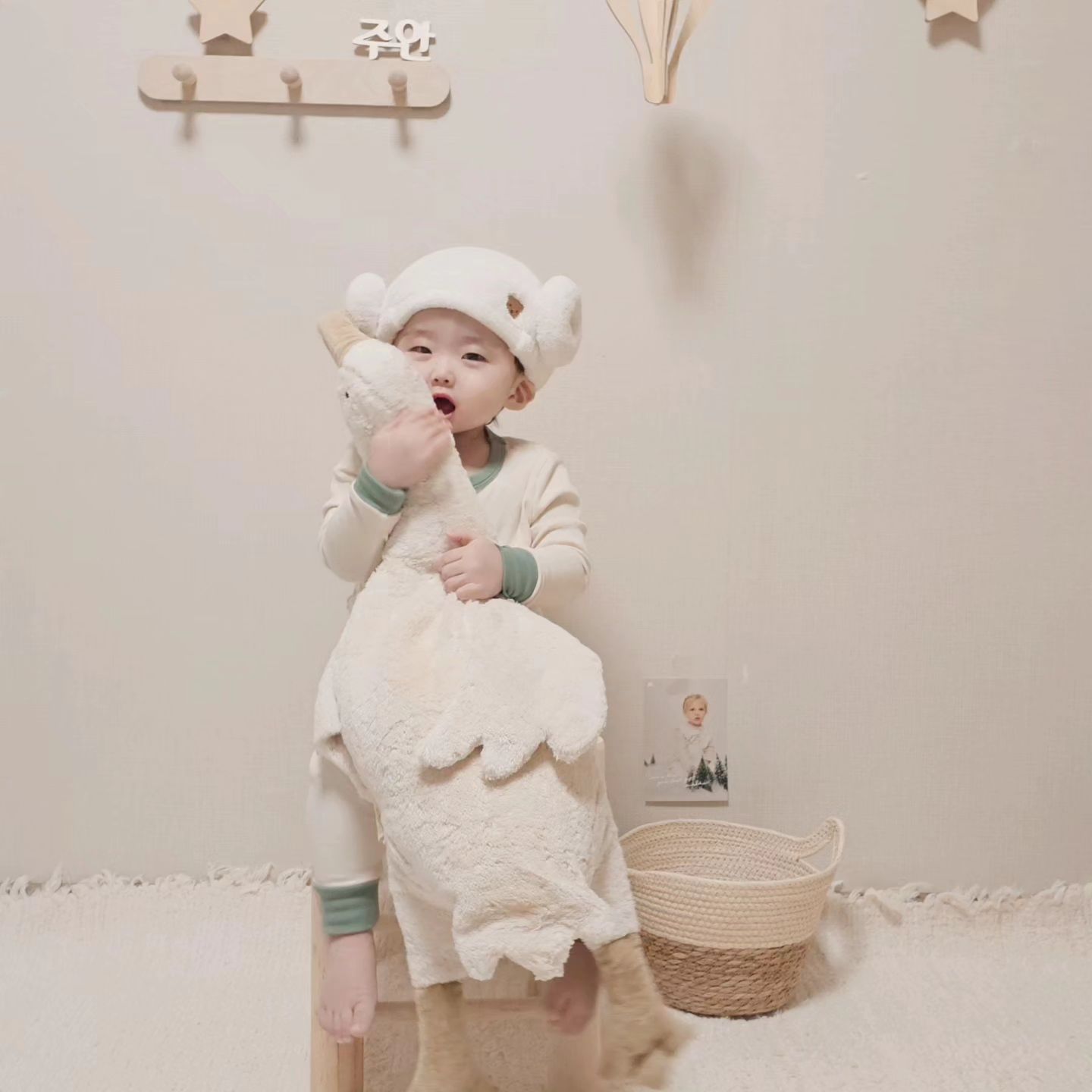 #협찬 

🖤마롱글라세 파리🖤
한국인 엄마가 프랑스 파리에서 운영하는 프리미엄 키즈웨어&리빙 온라인 편집샵으로 편리한 해외직구 홈페이지로 프랑스에서 국내로 안전하게 발송해줘요.

📍센저네이처웰트 애착인형🐥

보들보들 부드러운 오리인형이 생겼어요!
동물 인형들이 모두 유기농, 무독성 친환경 소재로 제작했고 
모든 제품은 독일에서 유기농 면, 양모, 린넨을  사용해 수작업으로 제작했다고 해요〰️

인형 속에는 귀리 껍질, 체리스톤, 포도씨 등으로 주머니가 채워져 안전한 소재이며 데울 수 있어 따뜻하게 사용하니 좋더라구요!

이제 쭈아니가 좋아하는 애착인형이 되었답니당:) 

크리스마스 선물은 마롱글라세 파리 어떤가용🎅🎄

✔️신규 가입 시 10% 할인 쿠폰 적용 및 에코백 증정
✔️오픈 기념 해외직배송비 무료 

🏷 marronglaceparis
.
.
.
.
.
#마롱글라세 #마롱글라세파리 #센저네이처웰트 #육아템 #애착인형 #아기애착인형 #애착인형추천 #출산선물 #출산선물추천 #조카선물