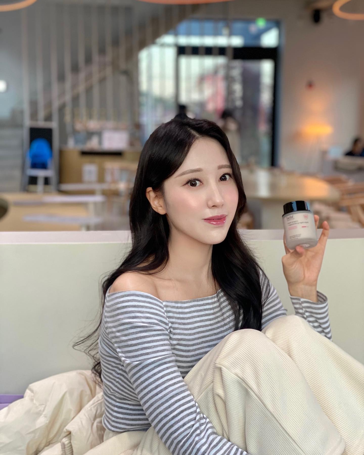 #광고

인친님들 안녕하세요🙋🏻‍♀️
요즘 피부 관리 어떻게 하시나요❔

저는 요즘 나이트 스킨케어 루틴의 마무리로 쫀득한 크림을 사용해 관리하고 있어요🧴
직접 써보고 괜찮았던 제품 소개해 드려요

🤍빌리프 / 슈퍼 나이츠 - 리제너레이팅 나이트 마스크 

☑️네이피어스 안티에이징 포뮬러 
☑️로즈힙 씨드오일 함유
☑️낫또 제형
☑️나이트 케어 제품

요 빌리프 제품은 실처럼 늘어나는 낫또 제형이라 피부에 착 감기는 느낌이랍니다

피부의 생기를 되찾아주는 ‘네이피스 안티에이징 포뮬러’와 항산화 효과가 있는 ‘로즈힙 씨드오일’이 함유되어 있어서 건강하고 탄력있는 피부로 가꿔준답니다🫶🏻

나이트 케어 제품으로 바르고 자는 동안 피부에 진한 영양과 보습을 꽉꽉 채워줘서 4주만에 5살 어려보이는 피부 컨디션을 완성해 주는 고마운 크림이에요🙈🤍

바르고 자면 피부미인 완성🫢
간단한 케어로 꽁꽁 추운 날씨에도 반짝반짝 빛나는 피부 되세요✨🫧

Thx to belif.official 

#빌리프 #belif #슈퍼나이츠_리제너레이팅나이트마스크 #슈퍼나이츠마스크 #안티에이징