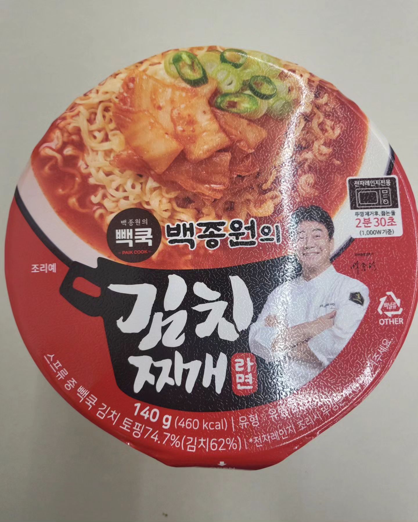 🍜 빽쿡 백종원의 김치찌개라면 🍜

🍜 가격) ₩2200
🍜 출시) 2024.04.09
--
🍜 백종원님의 4번째(?) 라면이 출시 되었다.

🍜 의외로 김치찌개라면으로 출시. 아삭한 식감으로 광고를 하는걸  보고 솔직히 기대를 많이 했다.

🍜 특징은 아삭한 김치토핑을 넣어 깊은 김치찌개의 국물 맛을 그대로 느낄수 있다고 한다.
--
🍜 '백종원의 김치찌개라면'의 칼로리는 460kcal(140g)

🍜 구성은 동그란 유탕면, 김치 토핑, 분말스프 구성. 가격에 비해 뭔가 단촐한 구성이다. 
--
(총평)

🍜 1) 면의 경우 오뚜기 특유의 으스러지는 면의 식감. 국물이 잘 스며드는 면 식감이라 보면 될듯 하다. 

🍜 2) 국물의 경우 칼칼한 맛이 중점이다. 아삭한 김치토핑이라고 하는데 전자레인지에 돌리니 아삭한 식감이 완전히 사라진다.(김치를 후첨으로 바꾸거나 하면 더 좋았지 않았을까)  그래도 매운 맛이 적당하게 있어 나쁘진 않다.(대략 신라면 열라면 맵기) 단맛은 적어 매운 라면을 좋아하시는 분들에겐 추천한다.

🍜 3) '김치찌개 라면'이 아닌 '김치찌개'라면을 생각하고 만든듯 하다. 완성도는 높긴 한데 개인적인 평은 오모리김치찌개는 못 이긴다.
--
🍜 평점) 3.4/5

🍜 재구매 의사) X
--
#백종원의김치찌개라면 #김치찌개라면 #편의점신상 #신상라면 #라면스타그램 #면스타그램 #빽쿡백종원의김치찌개라면 #빽쿡김치찌개라면 #빽쿡 #오뚜기 #김치찌개 #신상컵라면 #컵라면 #컵라면신상 #CU편의점 #라면추천 #내돈내먹 #라면덕후

​