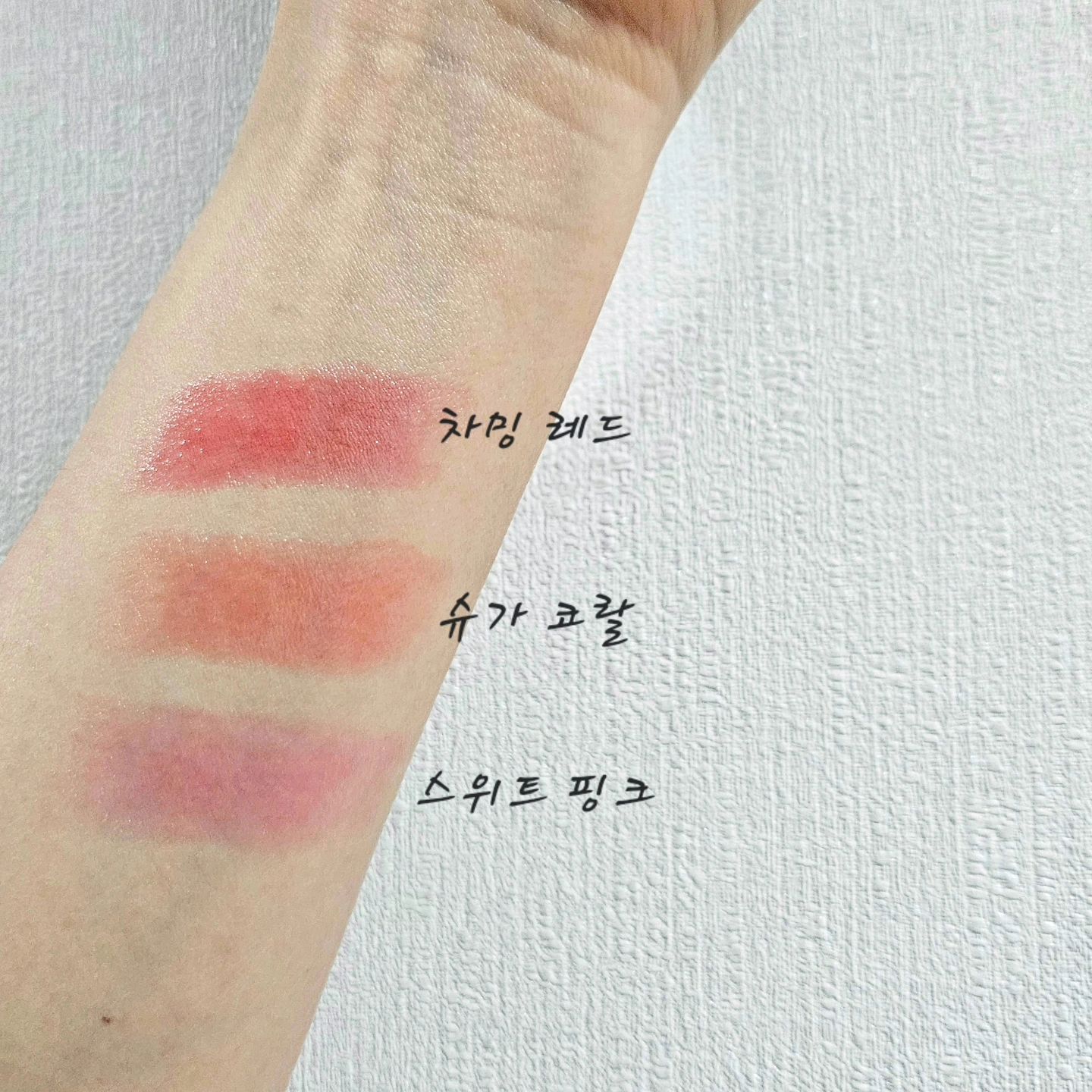 #협찬 #멘소래담
립케어와 컬러감을 한번에, "멘소래담워터컬러립밤" 으로 휘뚜루마뚜루 생기를 더해줘요. 

✔️ 130년 긴 역사를 가진 제약회사 '멘소래담'에서 수분가득한 워터 텍스처로 입술에 촉촉하게 스며들어 은은한 컬러감과 함께 입술을 케어해주는 프리미엄 립 제품을 개발하였어요. 

✔️웜톤과 찰떡인 베스트 컬러 3가지(차밍레드, 슈가코랄, 스위트핑크)를 사용해 보았는데요. 

✔️ 우선 맨살에 테스트를 해 보았을때, 수분을 가득 머금고 있어 정말 촉촉함은 물론 부드러운 텍스쳐를 확인해 볼 수 있었고. 

✔️ 립밤이라고 하여 큰 기대를 안했던 발색 부분에서 은은하게 퍼지는 색감이 자연스럽기도 하며 바른 후 촉촉하게 입술이 케어되어 쌩얼에도, 메이크업 후에도 예쁘게 사용할 수 있더라고요. 

✔️ 사진 속 모습은 코랄과 레드의 적절한 조화로 생기를 더해주었는데요 (슈가코랄 + 차밍레드 믹스) . 

✔️은은할줄만 알았는데, 쨍한 컬러감 까지 표현이 가능하더라고요. 

✔️립케어와 함께 컬러까지, 두마리토끼를 잡은 립밤이 아닌가 싶어요

mentholatum.kr
🛒https://brand.naver.com/mentholatum/products/9184029214
#멘소래담워터컬러립밤 #웜톤찰떡컬러 #밀착물광 #립밤 #립밤추천 #입술각질 #웜톤립밤 #핑크립 #컬러립밤 #발색립밤 #립추천 #촉촉한립 #웜톤립 #컬러립밤추천 #레드립 #코랄립 #데일리립 #생얼립밤