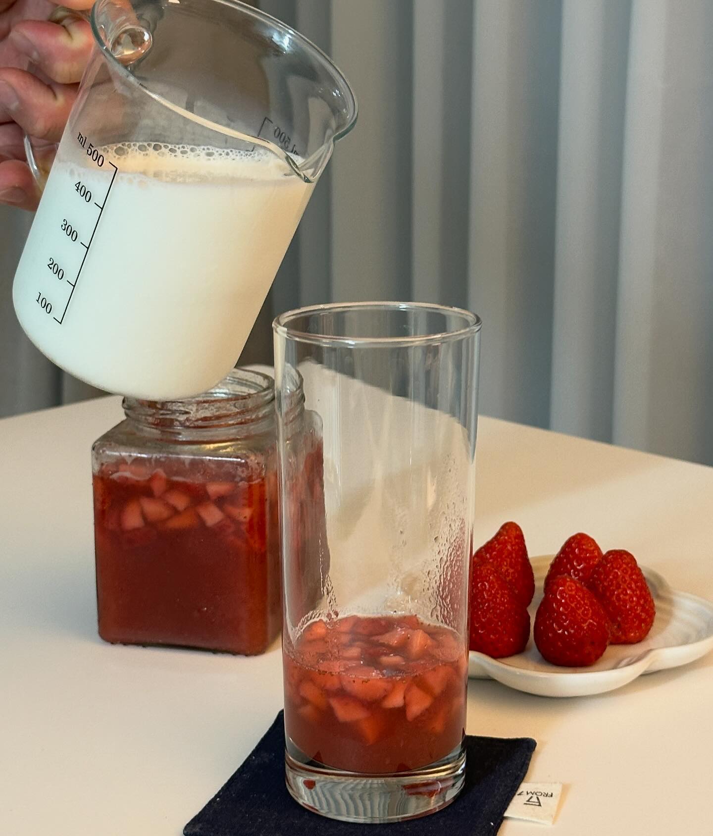 #협찬 너무 만족스러웠던 딸기청입니다🍓 

✔️국내산 생딸기 과육이 75%나 함유되어 있어요! 
과육이 듬뿍 들어가 딸기 맛은 진하고 설탕은 줄여 달지 않아 확실히 맛있어요! 

먹어 본 딸기청 중 일등입니다👍🏼

✔️재료 또한 유기농 설탕을 사용해 건강히 먹을 수 있겠더라고요. 

✔️어떤 첨가물도 들어가지 않아 안심하고 먹을 수 있었어요! 
건강하게 먹을 수 있는데 맛까지 좋으니 최고죠🫶🏻

✔️환경호르몬이 검출되지 않은 안전한 소재 [트라이탄] 용기를 사용하여 진짜 처음부터 끝까지 건강한 식품 인정입니다!!! 

여왕의 수제청 찐 추천드려요❤️ 

🏷️https://www.tble.kr/%3Cbr%20/%3Ehttps://smartstore.naver.com/ddallgi/products/8081343017%20%3Cbr%20/%3E 

#딸기청 #수제청답례품 #수제딸기청 #과일청선물 #딸기청우유 #과일청답례품 #여왕의수제청