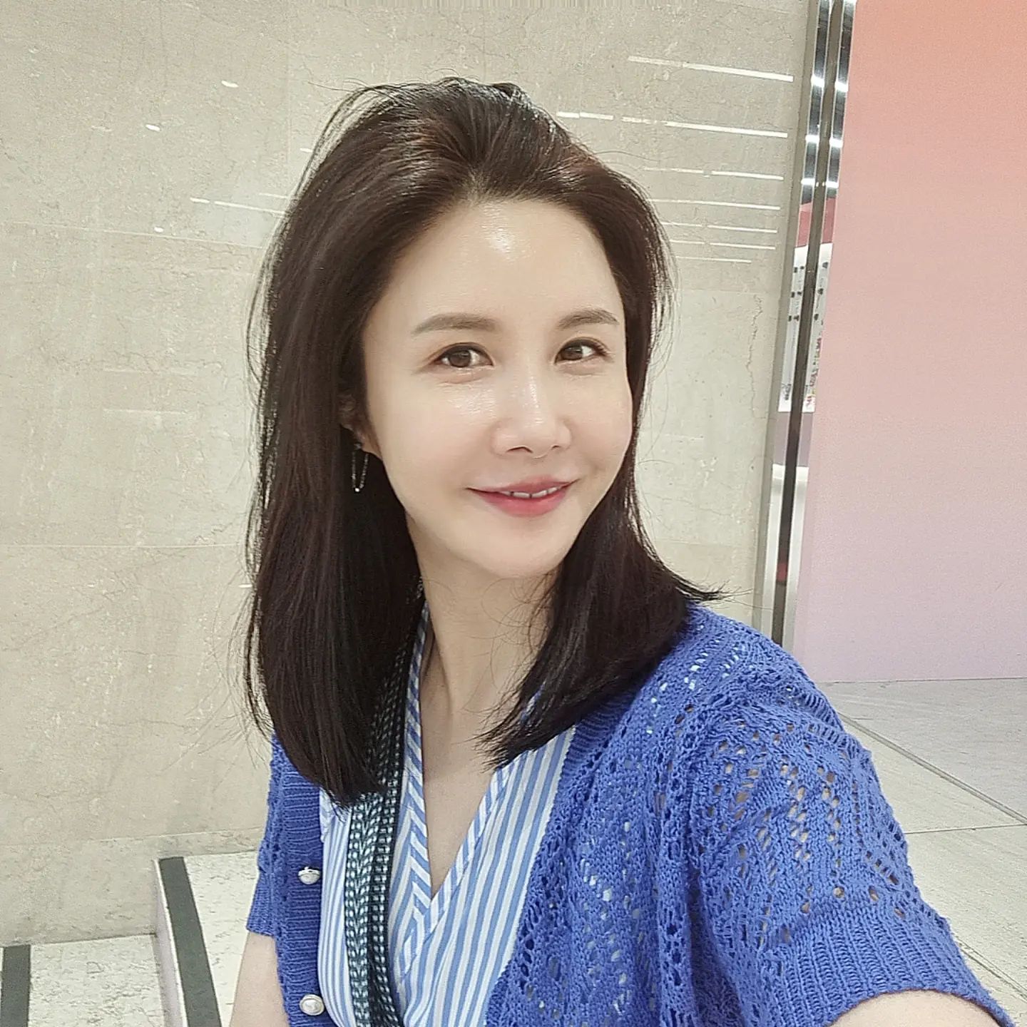 ✔️떨어져있어도..
✔️연락이 뜸해도...

🌈늙어 죽을 때까지 함께 갈 친구라는 굳건한 믿음♡

✔️저는 단짝 친구를 사귀는 편이에요^^

✔️여럿이 만났을때, 신나는 에너지가 있긴 하지만...

왠지 기빨리기도..
빈수레가 요란스러운 기분이 들기도 해요^^;

🌈단짝 친구와 비밀없이, 속마음을 나누고나면 그게 힐링이더라구요^^

✔️스무살에 만난 대학동창, 단짝친구인 너♡

✔️네가 있어 좋다♡ 든든하다♡

✔️나이들수록 식성까지도 닮아간다. 우린 고기러버들~~~♡

그래서 더 즐거울지도 몰라~

🌈앞으로도 맛있고 즐겁게 만나자~~~ 우리♡

#고기러버 #고기좋아하는여자들 #단짝친구 #먹부림 #고기파티 #단백질사랑 #잘먹고잘살기 #맛있는인생