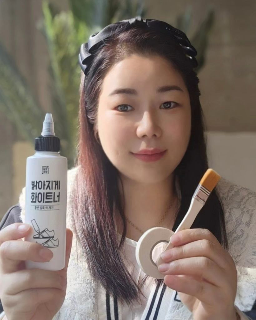 #광고

하얀운동화 황변 너무 스트레스인데
#깔끔대장 #밝아지게화이트너 
중창부터 밑창까지 누렇게된 운동화를
하얗게 만들어 줘서 너무 대만족🤗

넉넉한 양으로 붓과 테이프 구성 으로
사용하기도 편해요 ~

유독 흰색 신발이 많은 저에겐 
굿 아이템🫶
.
.
cleanboss_official
#깔끔대장밝아지게화이트너 #흰운동화세탁 
#운동화황번제거 #운동화찌든때제거 
#신발표백제 #운동화표백 #헌운동화세탁 
#헌운동화찌든때 #운동화찌든때 #운동화황변 
#빨래템 #운동화세탁꿀팁 #세탁꿀팁