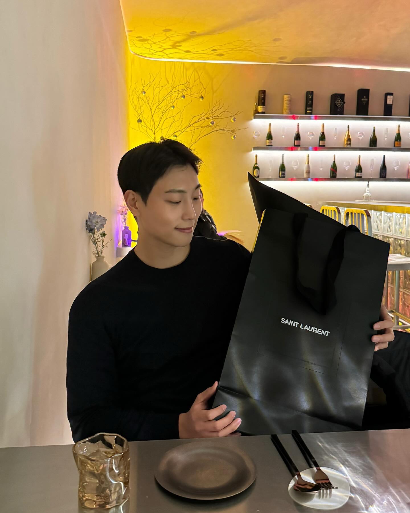 ysl 초대 감사합니다
24ss 자켓이 너무 이뻐서 눈돌아간 하루😜
••
••••
오랜만에 본 우석쓰도 좋았고 와인도좋았고
삼박자 딱딱

••
#ysl #selfie#selsta#ootd#daily#dailylife
#일상#생로랑 #행사#24ss #saintlaurent 
#청담 #와인 #주말