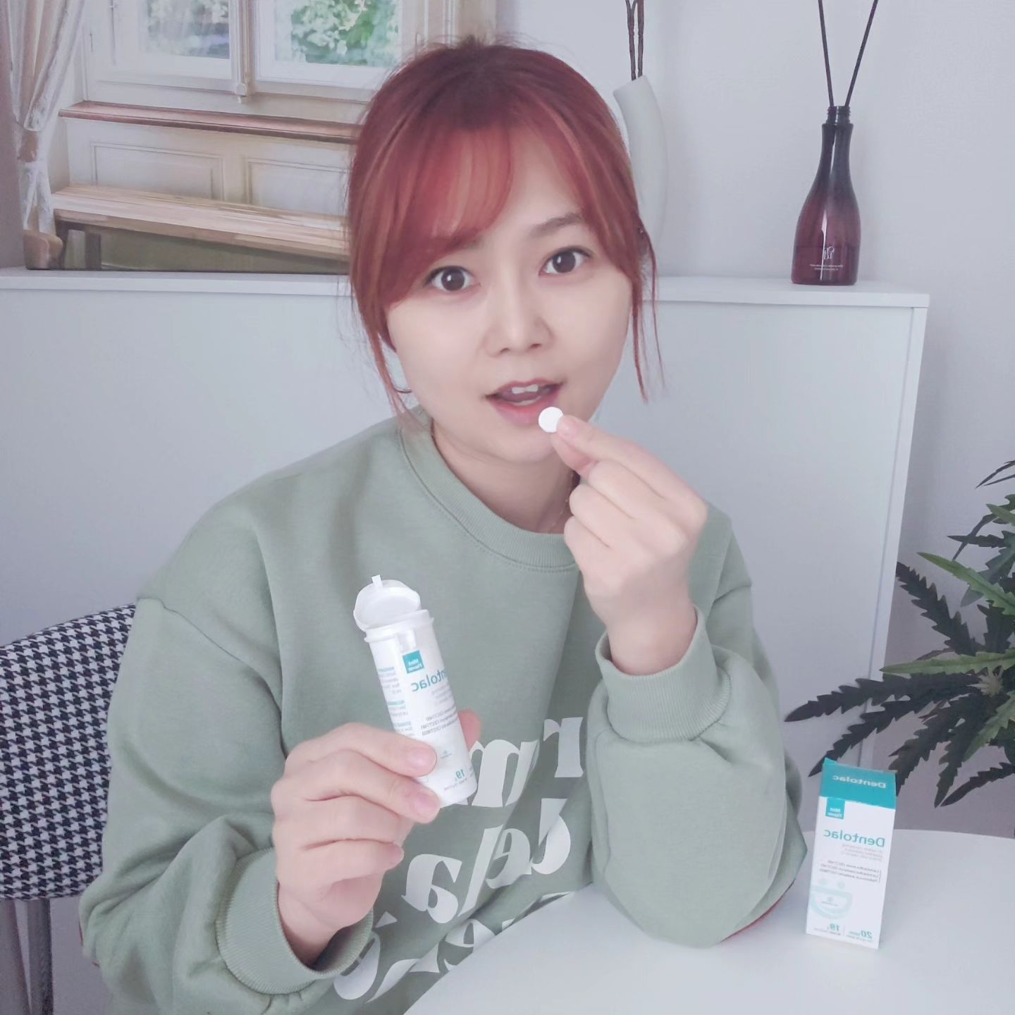 #협찬 #락피도 #락피도덴토락

저는 직업 특성상 마스크를 착용하고 지내야해서 입냄새나 입안에 텁텁한 느낌을 좋아하지않아 양치를 자주하는 편인데요.

더군다나 1일 1커피를 마시다보니 치아의 변색과 마모가 걱정 되더라구요.

이런 고민을 해결해 줄 [락피도] 덴탈 프로바이오틱스 덴토락을 먹기 시작했어요♡

유산균 브랜드로 인지도 높고 신뢰가는 락피도의 구강 유산균 제품으로 불쾌한 숨결이나 입냄새 고민을 잡아준답니다.

제형은	캔디이지만, 하루에 1번 식사 또는 양치 후, 씹지 않고 입 안에서 굴리듯 녹여서 섭취하는건데요.

일할때 먹고 나면 민트향이 입 속에 퍼져 상쾌함이 가득하고, 오래 유지되어 너무 좋더라구요^^

국제 및 미국 특허 보유 유산균 3종 함유로 안정성을 확보해 구취 제거, 입 속 병원성 세균 번식 예방 효과가 입증된 제품이라 더욱 믿을 수 있어요.

남녀노소 온가족이 함께 먹어도 되는 구강유산균 제품으로 [락피도] 덴탈 프로바이오틱스 덴토락 선물용으로도 추천드려요♡

#구강유산균 #스마일유산균 #구강건강 #온가족유산균

lacfido_official