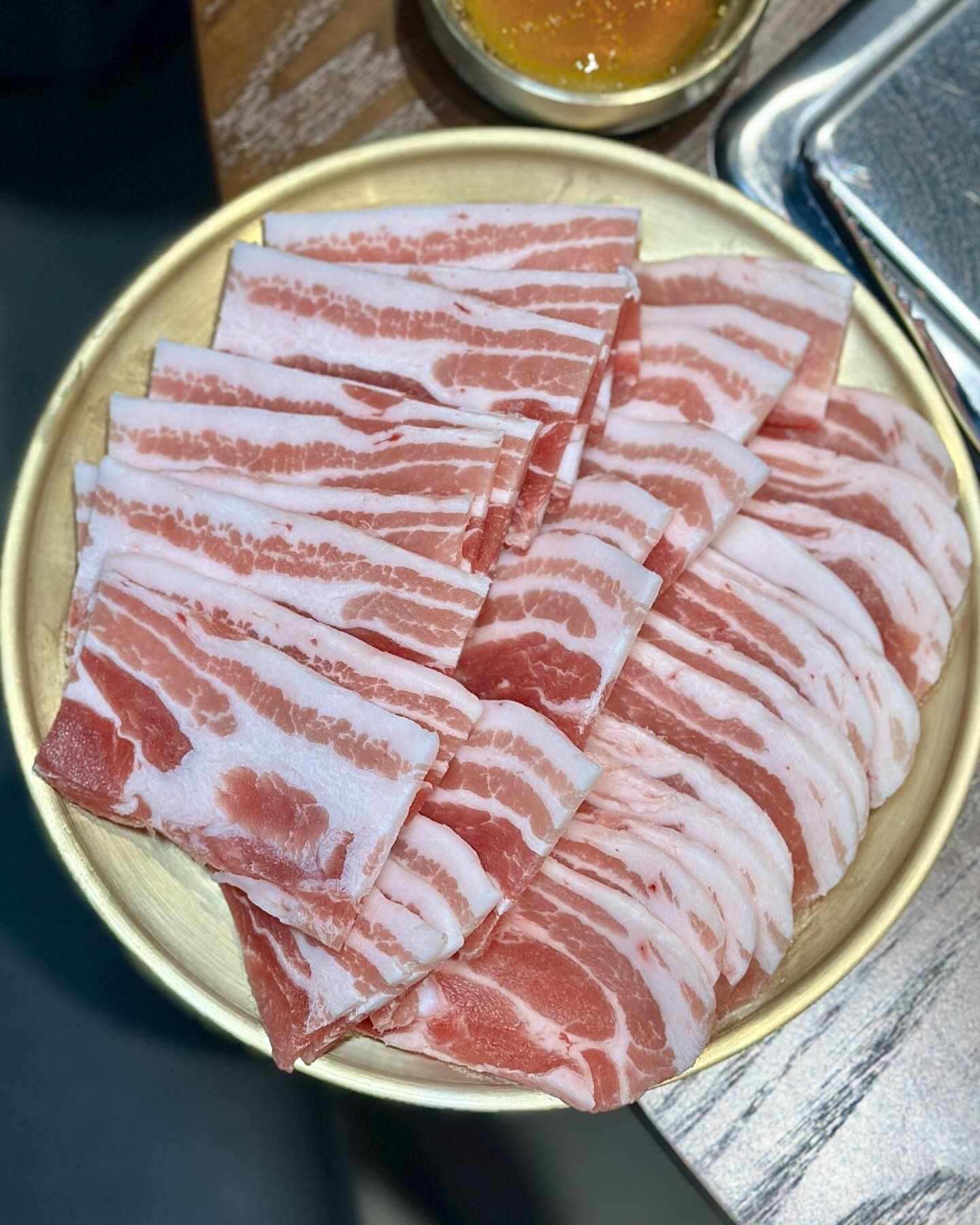 고깃집은 고기가 맛있어야💗

석촌호수에 화려하게(?) 등장한 냉삼집이 있습니다.
가오픈 첫날 부리나케 달려가게 된, 이곳 호숫가냉삼!

냉삼집은 이제는 하나의 카테고리로 스테디가 되었죠.
컨셉도 비슷. 사이드도 비슷. 여기가 거긴가 헷갈려요.

하지만 호숫가냉삼은 심플하게 자기길 가는 인테리어로.
잘 먹고 잘 마시는 사장님이 각 잡고 맛있게 오픈했어요.

고기가 맛있어요. 고깃집은 고기가 정말 맛있어야 하는데.
본질에 집중하지 않는 곳이 참 많아져서 안타까움이 커요.

냉삼도 맛있지만 저는 큼직한 한돈 목살을 추천해 볼게요!
고기 맛있게 구워 야채 올려서 고기쌈 만들면 극락이에요♥️

야채 모둠은 필수 주문입니다! 미나리, 팽이, 감자 못 잃오🥹
그리고 이집 김치는 또 왜케 맛있어요? 무한리필 했오욬ㅋㅋ

가오픈 첫날이라 제대로 사이드 맛을 보지 못해서 아쉽습니다.
조만간 사이드까지도 제대로 뿌시러 다녀와야겠어요. 굿굿🥓
 

#호숫가냉삼 
#석촌맛집 #석촌호수맛집 #냉삼맛집 #석촌역맛집
#잠실맛집 #석촌동맛집 #잠실삼겹살 #석촌삼겹살