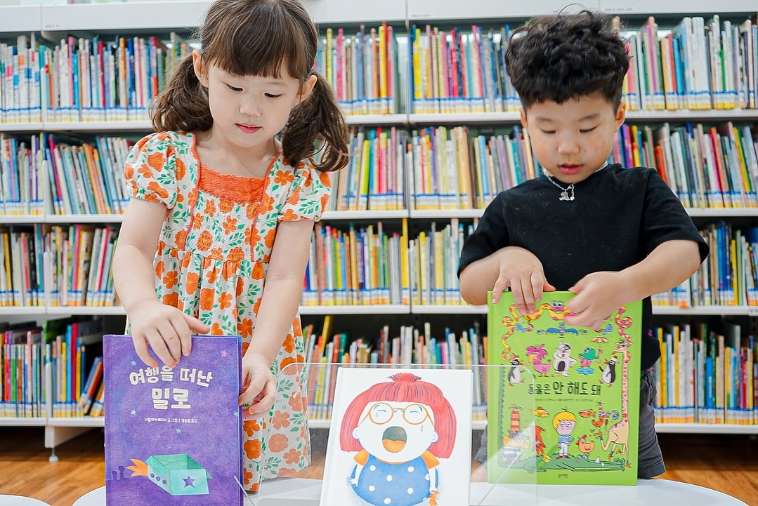 #협찬

오늘은 저희 첫째가 정말 좋아하는 블루래빗 토끼책방 1호점 전집을 소개해볼게요!📚✨
3세부터 7세까지 읽을 수 있는 다양한 책들이 있어서
삼남매가 함께 재미있게 읽고 있어요.

오늘 첫째가 선택한 세 권은
1️⃣ 동물은 안 해도 돼
2️⃣ 여행을 떠난 밀로
3️⃣ 아프지 않아요!

이 책들은 상상력을 자극하고, 감정을 자연스럽게 이해하게 도와줘서
매일 즐거운 독서 시간을 보내고 있답니다.
이 책들은 아이들의 상상력을 자극하고, 다양한 감정을 자연스럽게 배울 수 있게 해줘서 삼남매가 매일 재미있게 읽고 있어요.

동물은 안 해도 돼를 읽고 동물이 되고 싶다는 아이의 순수한 마음에 공감을 하고,
여행을 떠난 밀로를 통해 감동적인 이별 이야기를 이해했어요.
요즘 삼남매가 부쩍 어리광이 심해졌는데, 아프지 않아요를 읽고 나서는
울음을 그치고 씩씩하게 웃는 법을 배웠어요!
어리광 부릴 때마다 책을 꺼내읽어주니 도움이 되더라구요. 💪💕

📖 다양한 주제와 색감 좋은 일러스트로 구성된
블루래빗 토끼책방 1호점 창작동화 아이들과 함께 읽어보세요! 😍

자세한 이야기는 블로그에 작성하였어요:)

🏷ᴛʜᴀɴᴋs ᴛᴏ - bluerabbit_official_korea 

#블루래빗 #토끼책방 #블루래빗토끼책방 #토끼책방1호점 #유아전집 #창작동화
#책육아 #5세책추천 #사남매육아 #유아책추천 #독서육아 #5세책 #5세창작동화