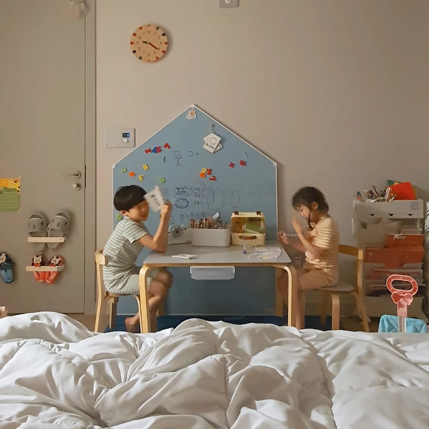 9시만 되면 미술활동하는 아그들..
언제쯤 혼자 잔다고 할까나ㅋ
아직도 무서워서 엄마품으로 쏙
파고드는 너희들 사랑스럽
더 크면 사정해도 안자주겠지..? 

일 시작하고 하루가 어찌 지나가는지 모르게 빠르기만하뉘ㅣ
그래선지 아이들과 보내는 시간들이 더 소중해진다

#일상#근황#7살#5살#남매