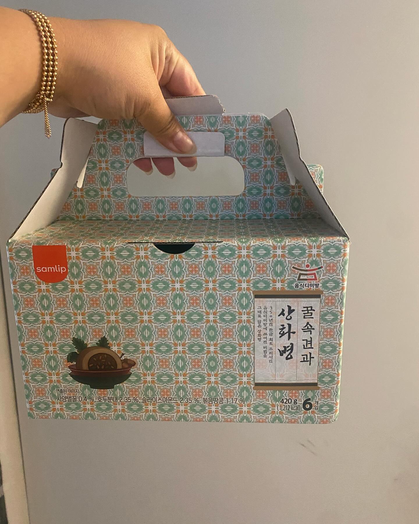 쿠팡으로 쉽게 구매할 수 있는 꿀호떡 호빵 같은 느낌의 빵이라서 달콤하고 견과류랑 무화과가 십히는데 전자렌지 30 초만 돌리면 되니까 정말 간편하게 먹을 수 있어요. 냉동 해 두었다가 먹으면 되니 냉동실에 쟁여 두개도 좋으네요.