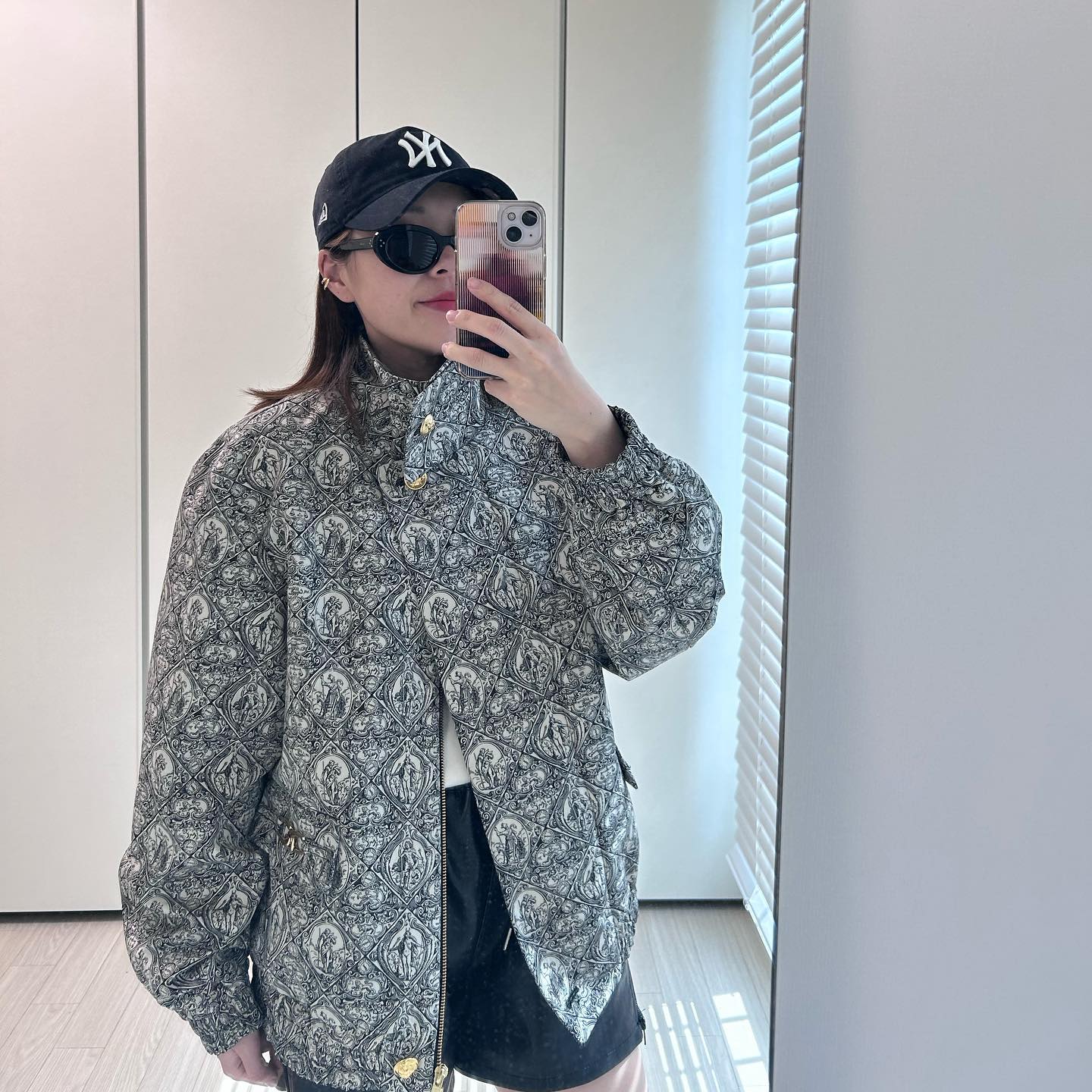 #sentipit_ootd 자유로운직장인데일리룩
-
근로자의날 집앞마실

▪️cap : newerakorea 
▪️jacket : eenk_official 
▪️sunglass : celine