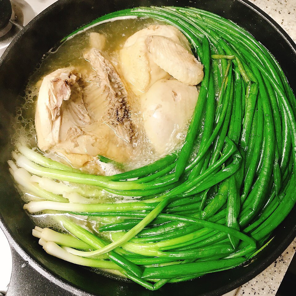 집에서 몸보신🐓🐓
_
한마리는 냄비에 나머지 한마리는 밥솥에!
다음엔 누룽지처럼 바짝 눌려 먹어야지😍😍