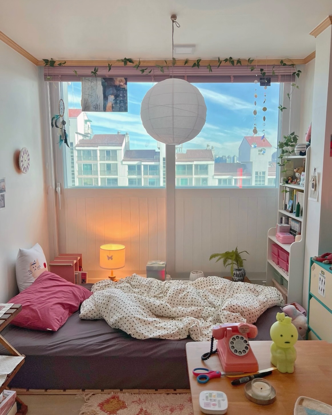 볼수록 마음에 드는 통창 폼벽지 🤍 

그나저나 요새 너무 추워서 아므것도 하기싫어요..😌 
방구조도 바꿔야하고 옷장정리도 해야하는데 쉬는날이 돌아오면 오돌오돌 떨면서 이불 속에만 있고싶어요🥲 

#방꾸미기 #셀프인테리어 #침실인테리어 #벽지인테리어 #cozyroom #cozybedroom #bedroomideas #roominspo