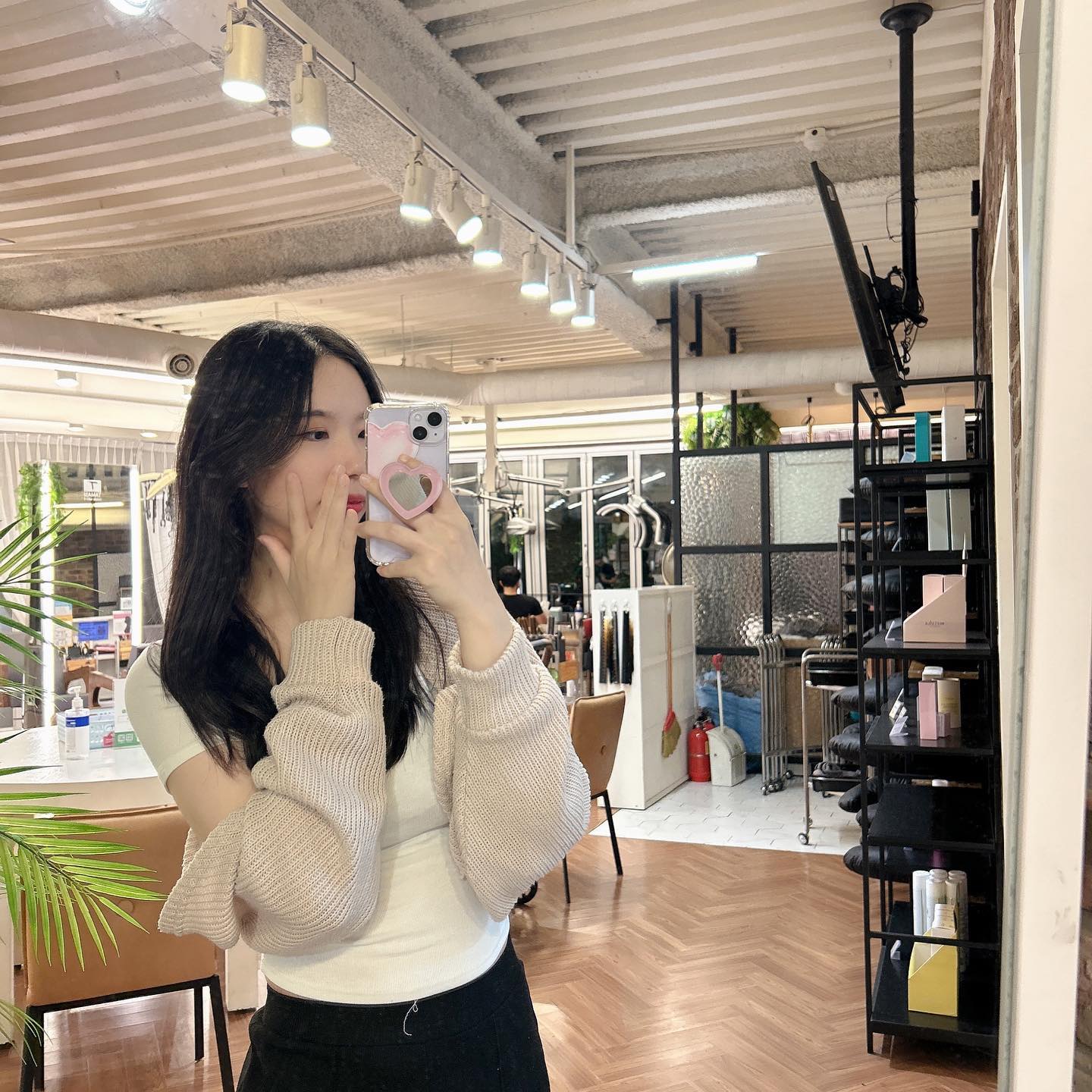✨세이즈 향수✨⠀
이 향수,, 나만 알고 싶었는데 협찬이 들어와떠요..（´＿｀）❤️⠀
이 향수가 되게 좋은 점이 살냄새와 가까워서 독하지도 않고 좋은 향기가 나서 좋더라고요!⠀
무엇보다 이 냄새는 남편도 한번 더 맡아보게 하는 그런 매력이 있습니다 ㅎㅎჱ̒⸝⸝•̀֊•́⸝⸝)‪⠀
⠀
중요한 날에 이 향수 뿌리고 가면 어떤 향수 쓰냐고 꼭 한번쯤 물어보는데 이제는 많은 사람들한테 알려드릴때가 왔나봐요..✨⠀
⠀
향수 선물 할때 어떤 향수를 사야 좋아할지 고민하고 향수가 특히 호불호갈리는 향수가 많은데 이 향수는 진짜 호불호 없이 누구나 좋아할것 같아요!⠀
향수 선물 할 일 있다면 이 세이즈 살냄새 추천해용!( ｡• ༝ •｡ )🩵⠀
⠀
#세이즈 #살냄새 #향수 #추천 #추천템 #학생 #향수추천 #틱톡뷰티 #뷰티찐템 #뷰티 #뷰티템 #몽글몽글 #화장품