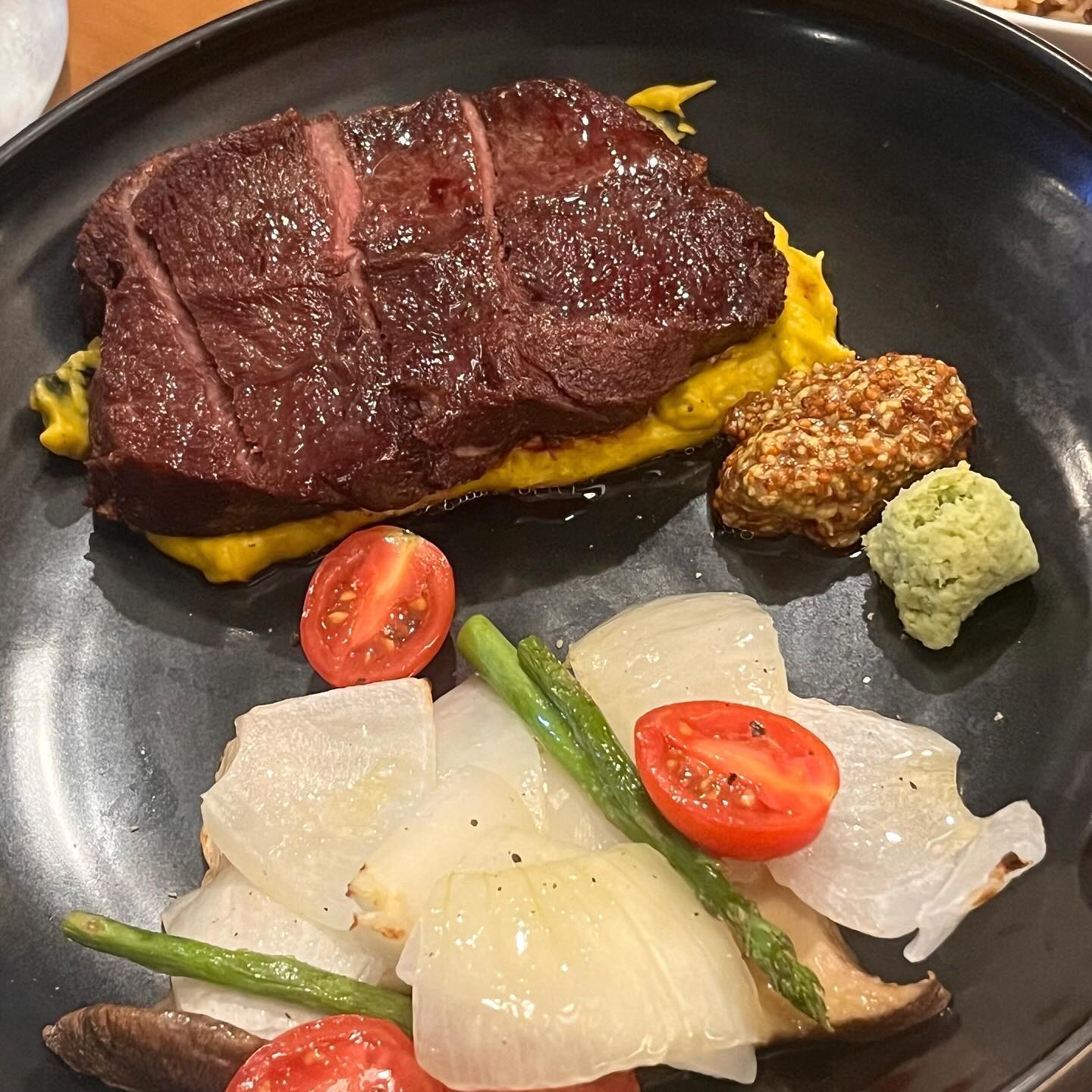 부평] - [오캄]
-
#협찬 좋은 사람들과 <함께하고 싶은 공간>
-
데이트, 모임, 기념일 등등 다양한 이유로 방문하게 되면 더 특별한 날이 될 부평에 파스타,스테이크 맛집. 부평에서 파스타 맛집을 찾는다면 고민없이 이 가게로 가면 된다.
-
파스타 맛집으로 소문이 났지만 스테이크, 리조또, 샐러드 등 뭐 하나 빠짐없이 뭘 시켜도 맛있는 곳. 스테이크는 부드러운 고기의 결이 느껴져서, 질기지 않고 육즙 가득하게 씹는 맛이 있다. 달달한 단호박과 함께 곁들여서 먹으면 금상첨화. 
-
오캄리조또는 은은하게 매콤한 맛이라 크림의 부드러움을 잡아줘서 한입 먹고 멈출 수 없는 맛. 안먹어본 사람들 한입씩 먹여봐주고 싶은 그런 맛이라고 할 수 있다.
-
나갈 때 빼빼로까지 챙겨주시는 친절한 접객까지. 분위기+맛+서비스 좋은 곳에서 제대로 한 끼 가능한 곳.
.
- 위치 : 인천 부평구 부퍙문화로 79번길 19 1층
- 번호 : 0507-1425-2043
.
.
#먹고살자🍽️ #부평 #오캄 #인천부평 #부평맛집 #파스타맛집 #스테이크맛집 #데이트맛집 #부평데이트 #먹스타맞팔 #먹팔 #맛집추천그램 #현지인맛집 #먹스타소통 #먹소통 #먹친 #먹깨비 #먹팔로우 #먹팔맞팔 #인천맛집 #기념일맛집 #리얼맛집 #맛집탐방 #맛집스타 #먹스타그램 #먹스타좋아요