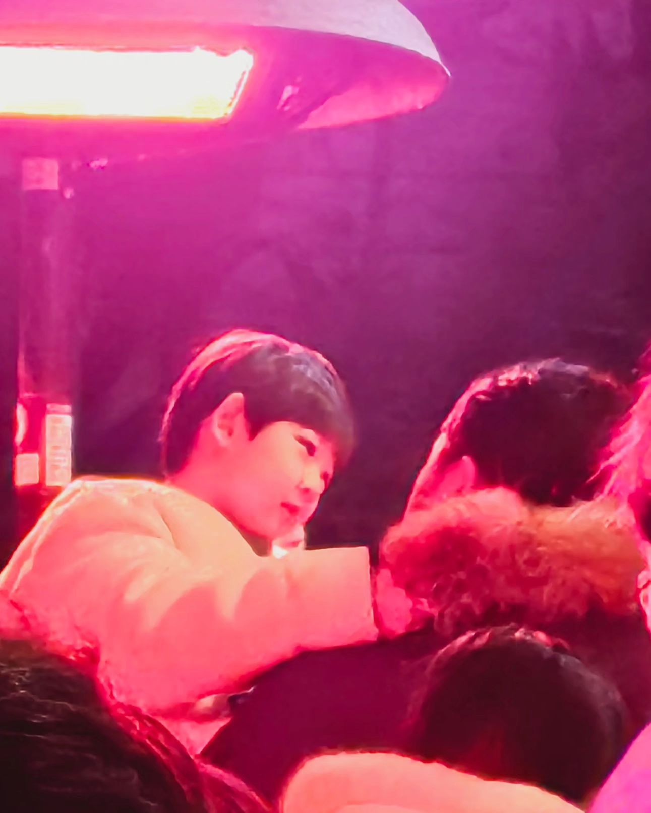 둘이 무슨 얘기해?
꿀 떨어지네 😍

놀이기구 차례 기다리며
둘이 꽁냥꽁냥☺️

#아빠랑아들
