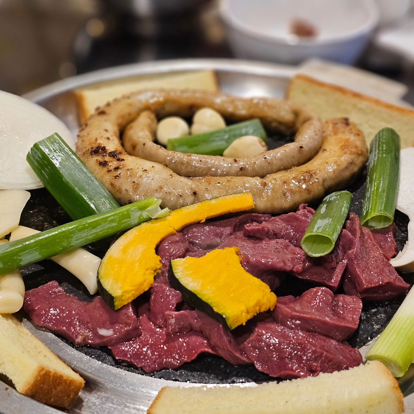 집앞 새로 생긴 곱창집

서비스로 준 탕과 육회를 맛있다고

다먹고 육회추가ㅋㅋ

곱창에 곱이 이렇게 많은곳 처음인듯

마무리는 볶음밥:)

#화곡동
#곱창
#신생가게
#맛있음
#일상