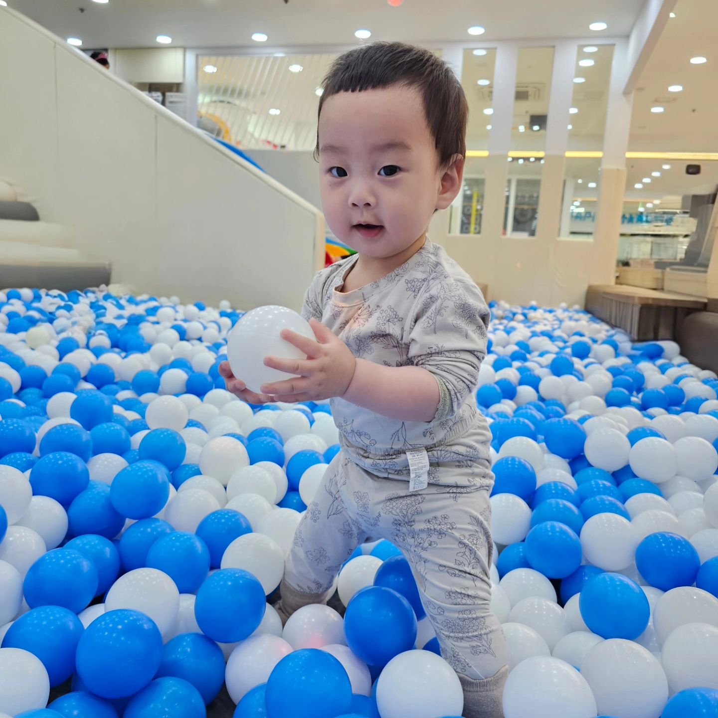 #주말 #키카 #생후311일

이제 바닥집고 혼자 서서 10초동안 있기도 하고,
옆으로 이동도 잘하고,
앞으로 이동하는 것들 잡으면 천천히 앞으로도 가는 10개월아기ㅋㅋㅋ